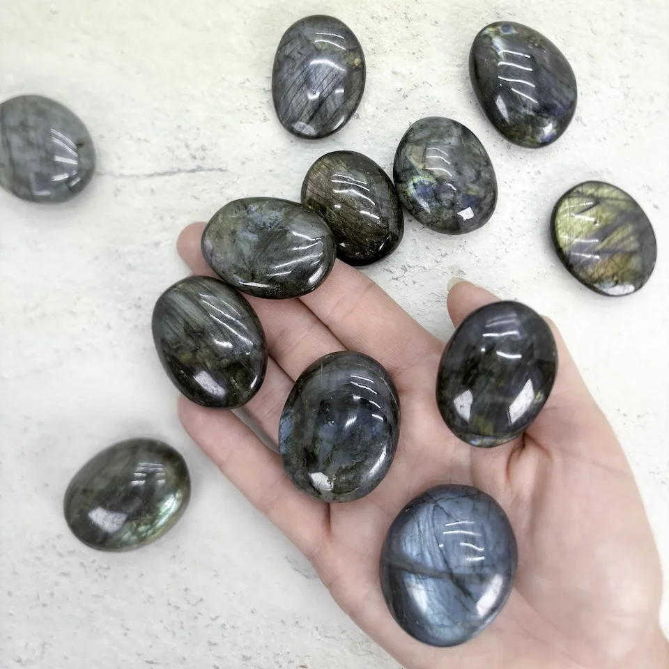 labradorite-galet-extra-pierre-roulee-large-cristaux-holistique-lithotherapie-holilab-paris.webp