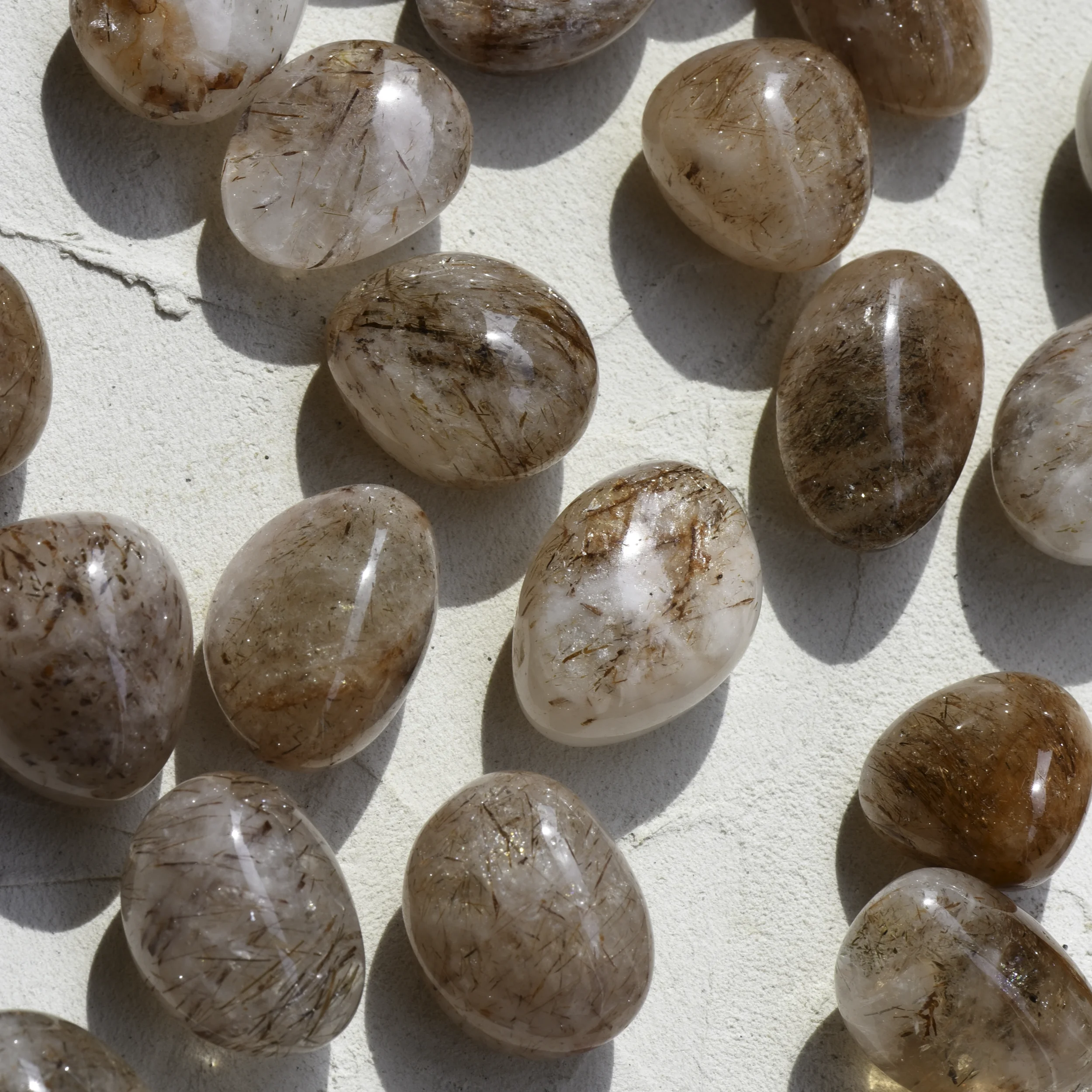 quartz-hematite-pierre-roulee-cristaux-holistique-lithotherapie-holilab-paris-zoom.webp