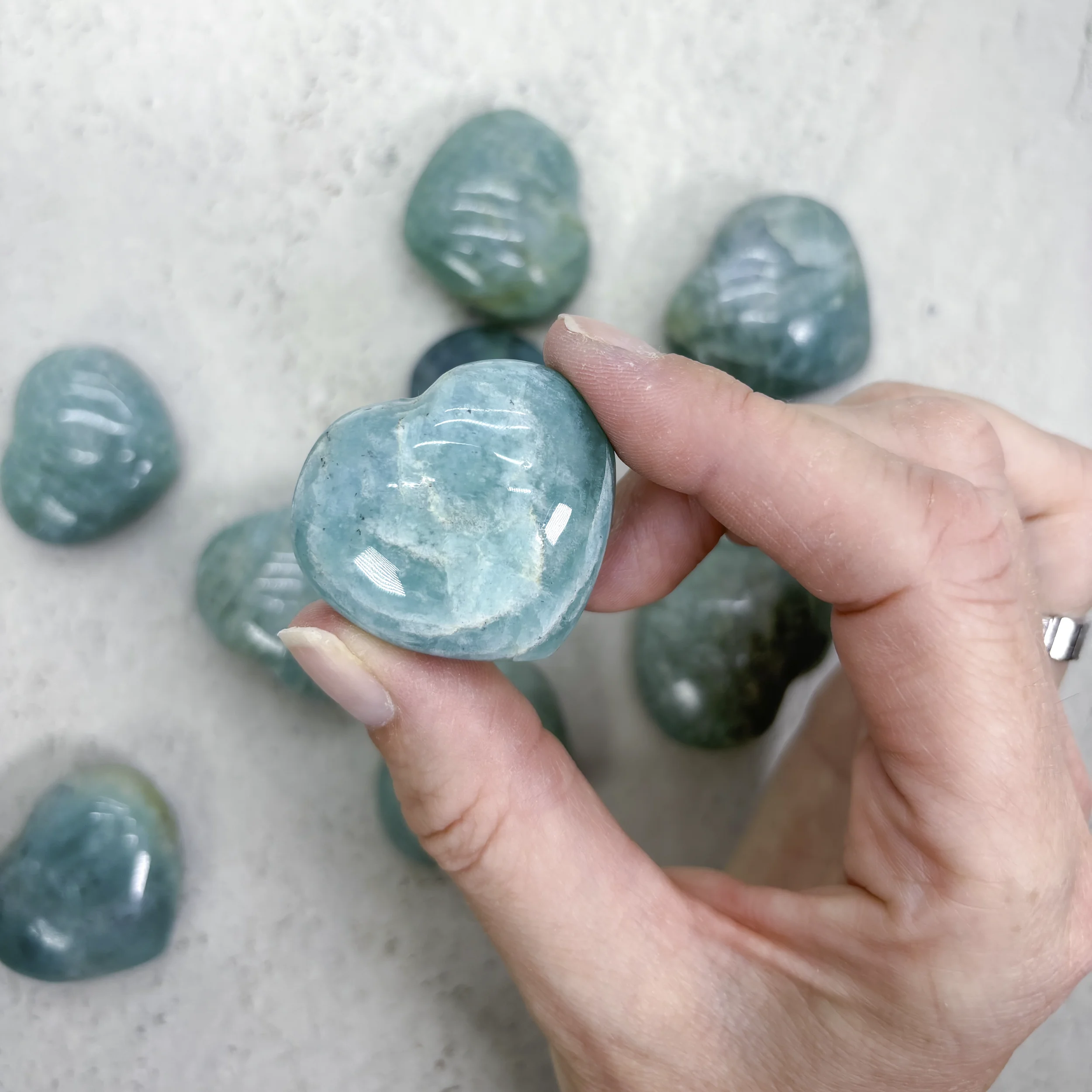 coeur-amazonite-pierre-cristaux-holistique-lithotherapie-holilab-paris-madagascar.webp