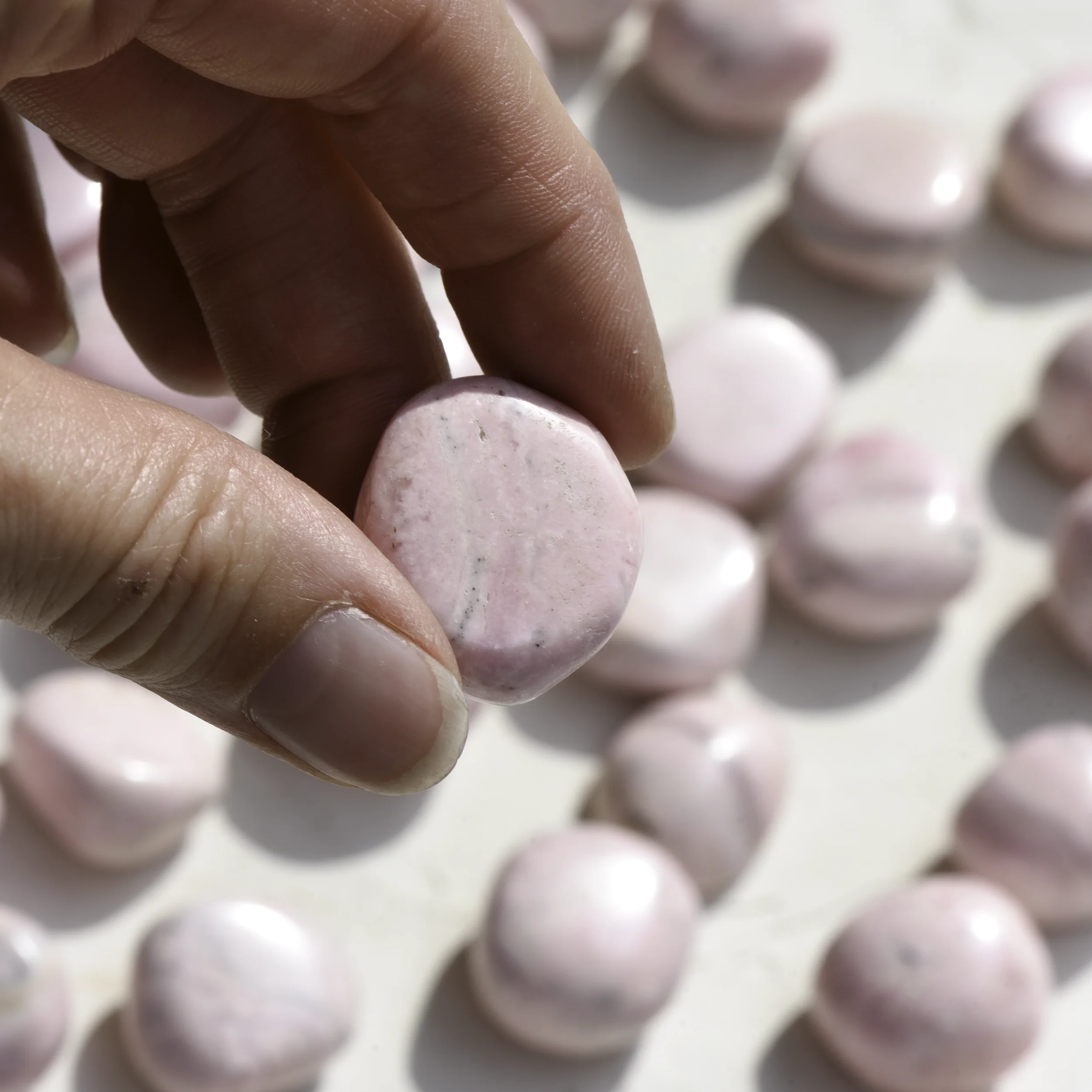rhodocrosite-extra-pierre-roulee-cristaux-holistique-lithotherapie-holilab-paris-zoom.webp