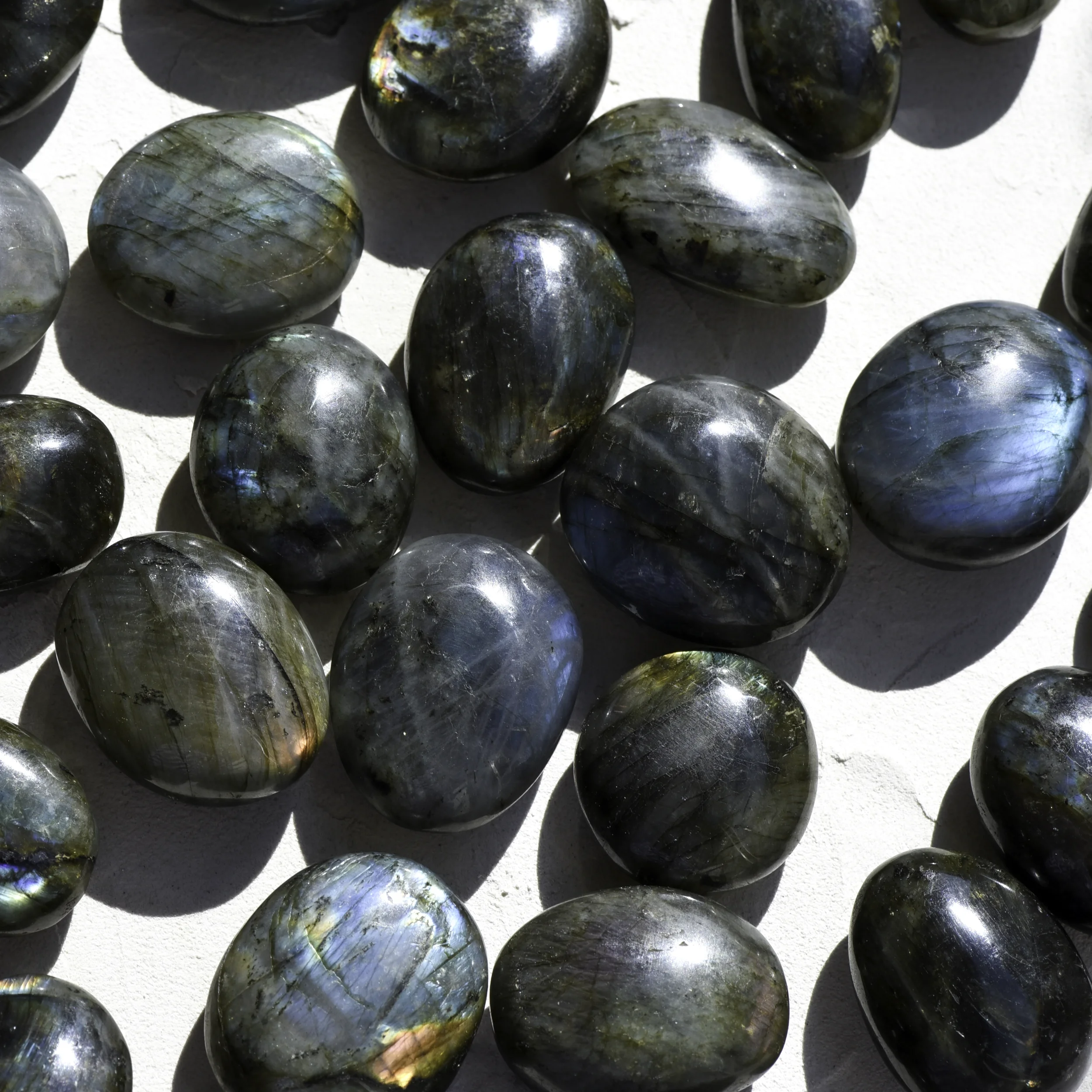 labradorite-galet-extra-pierre-roulee-cristaux-holistique-lithotherapie-holilab-paris-extra-large.webp
