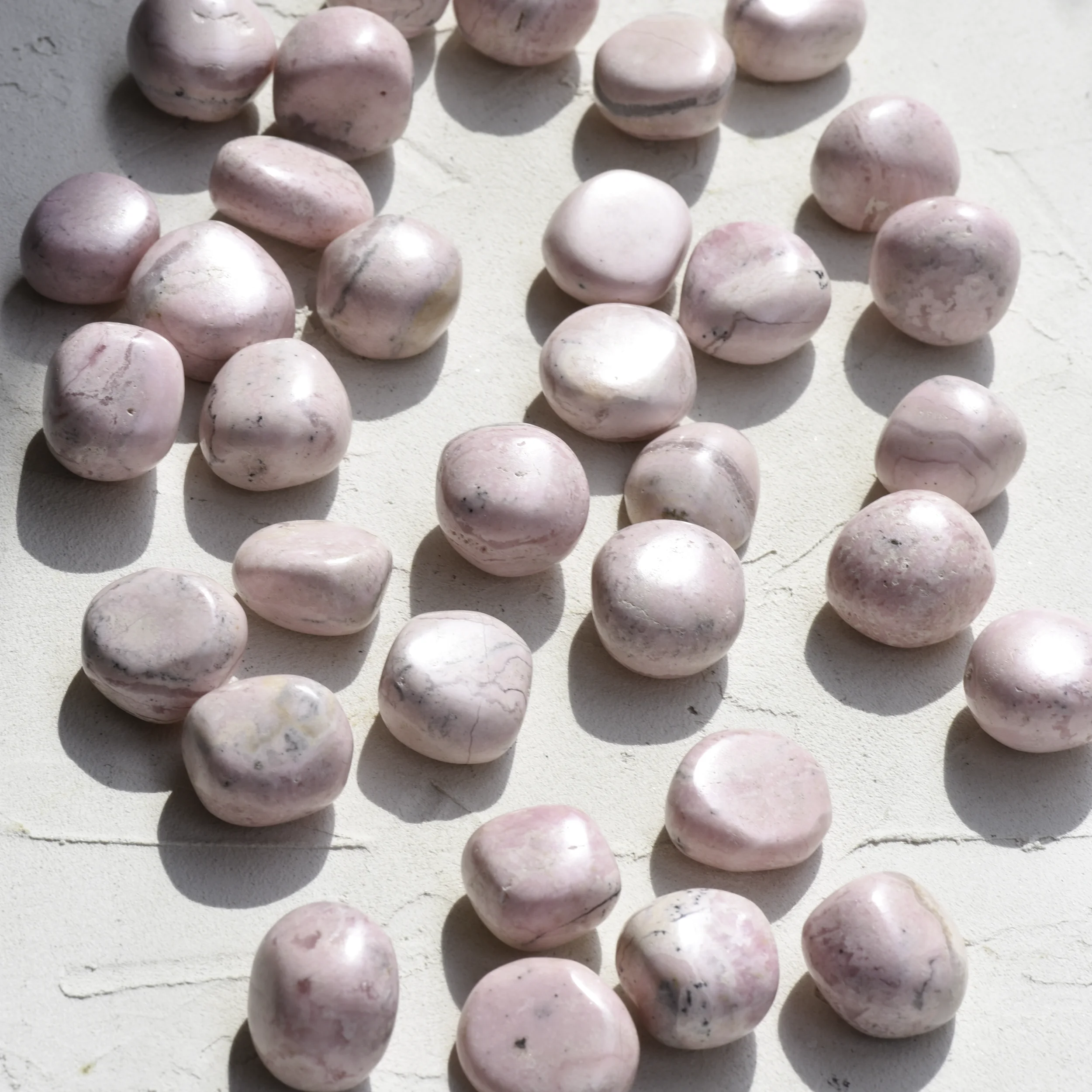 rhodocrosite-extra-pierre-roulee-cristaux-holistique-lithotherapie-holilab-paris-perou.webp