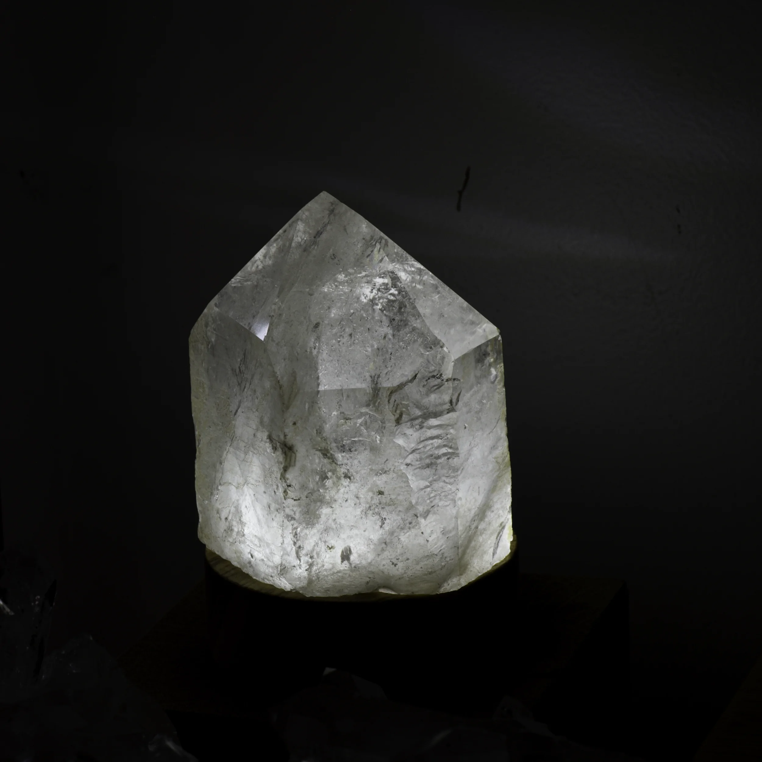 pointe-cristal-de-quartz-maxi-support-lumineux-led-pierre-cristaux-holistique-lithotherapie-holilab-paris-bresil.webp