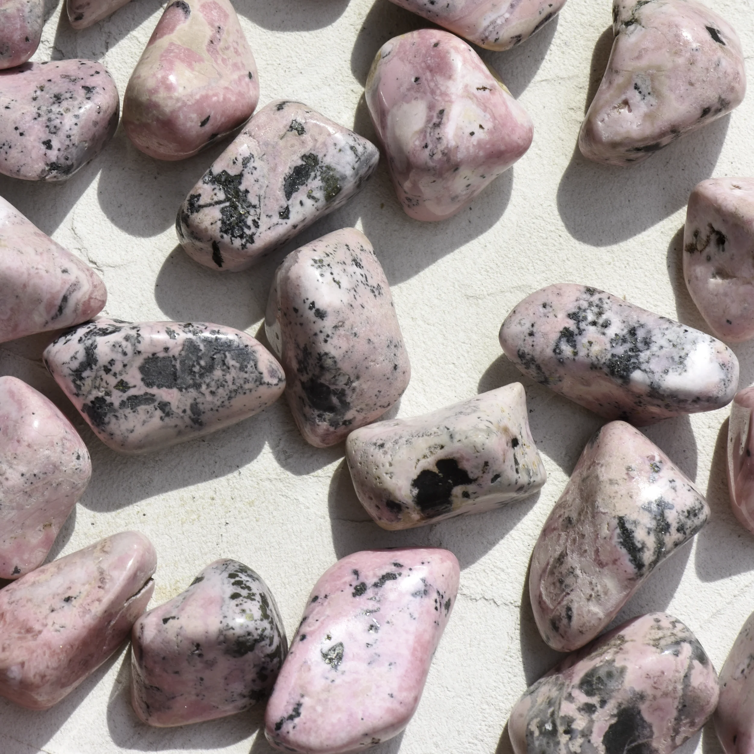 rhodonite-extra-pierre-roulee-cristaux-holistique-lithotherapie-holilab-paris-france.webp