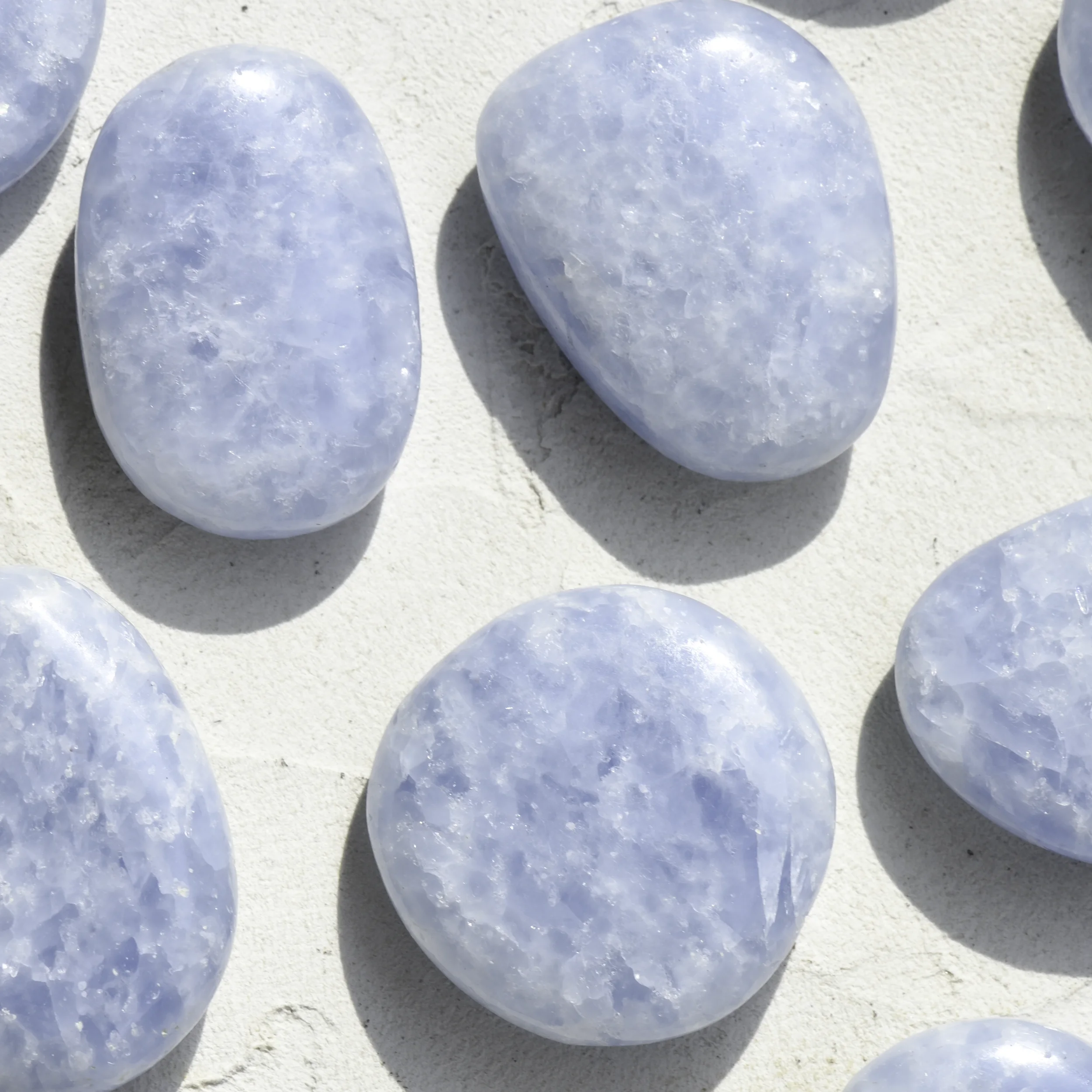 calcite-bleue-palm-stone-galet-plat-pierre-roulee-cristaux-holistique-lithotherapie-holilab-paris.webp
