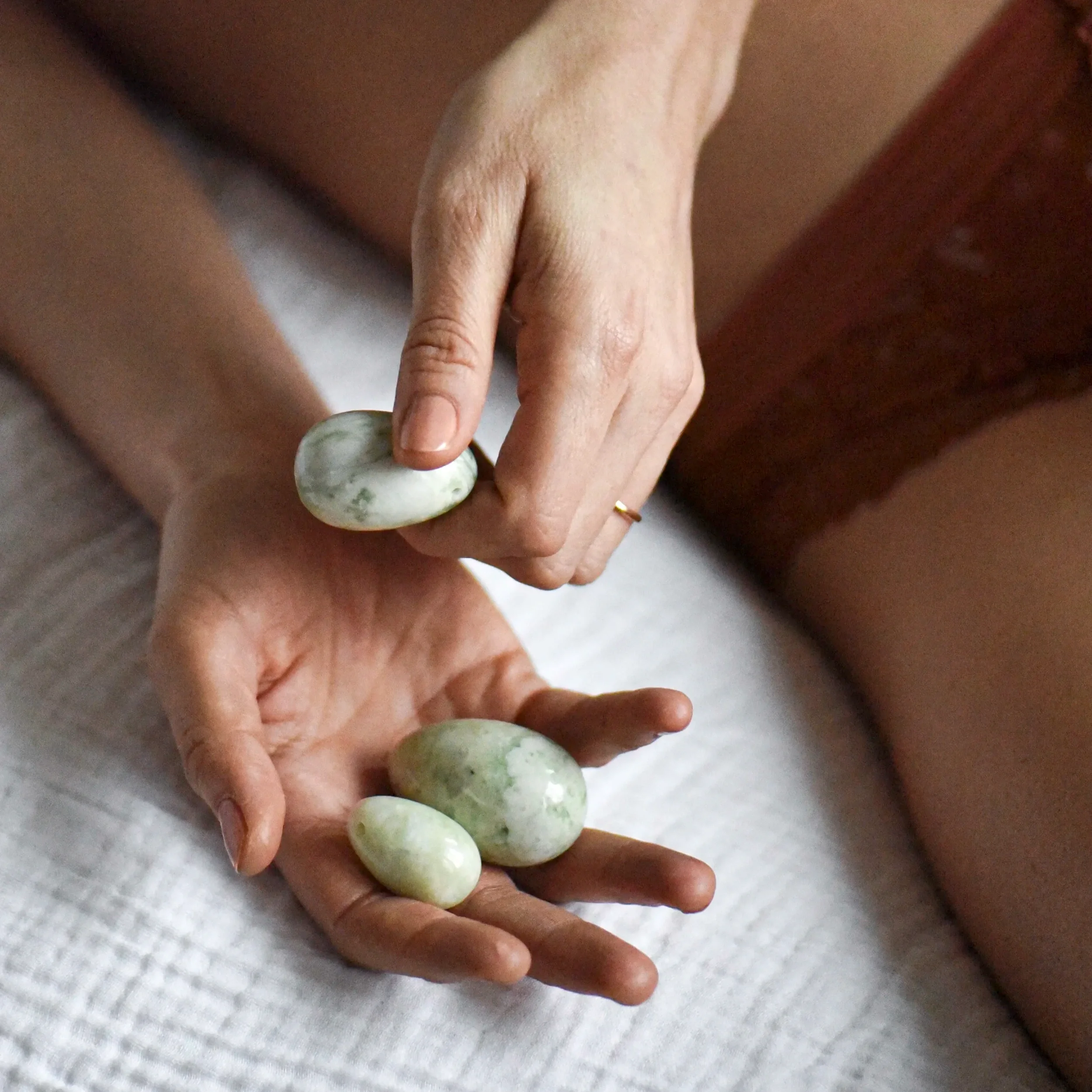 Oeuf-yoni-aventurine-verte-holistique-lithotherapie-holilab-paris.webp