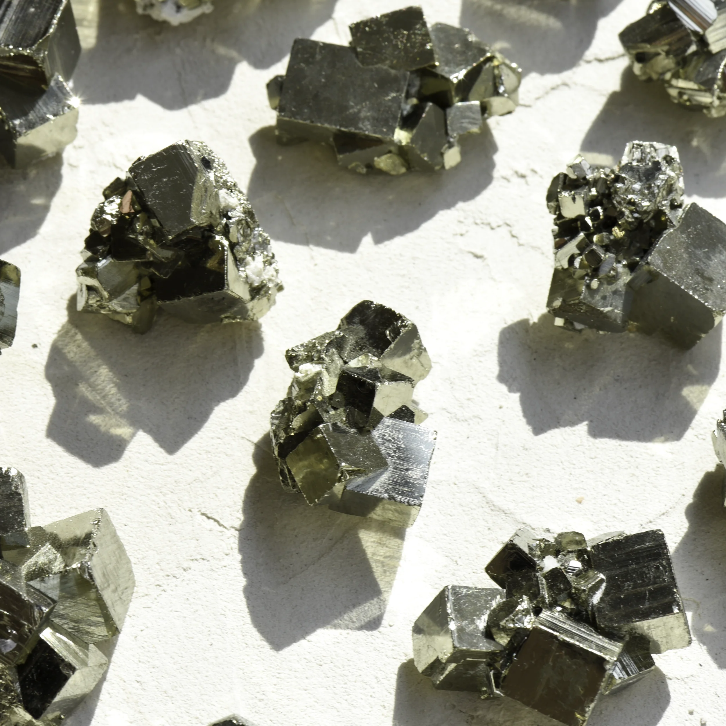 pyrite-extra-brute-cluster-large-cristaux-holistique-lithotherapie-holilab-paris-perou.webp
