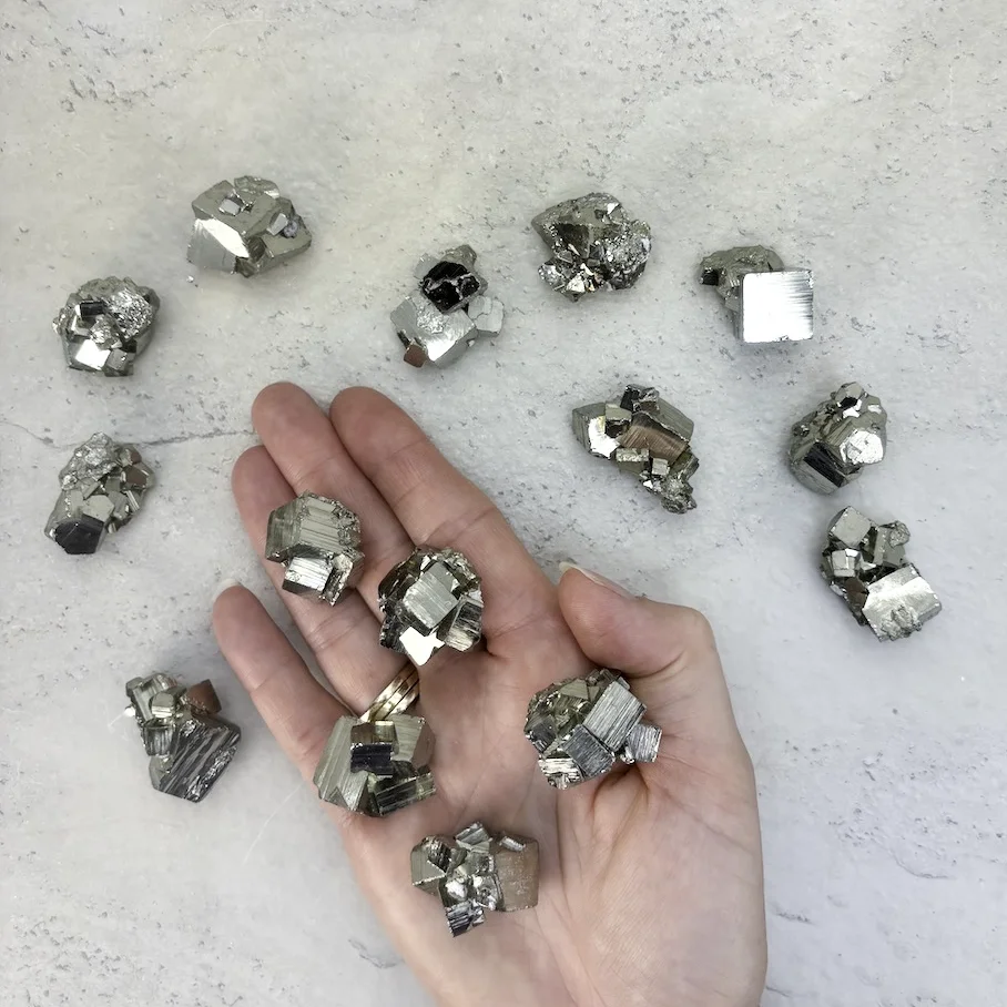 pyrite-extra-brute-cluster-medium-cristaux-holistique-lithotherapie-holilab-paris.webp
