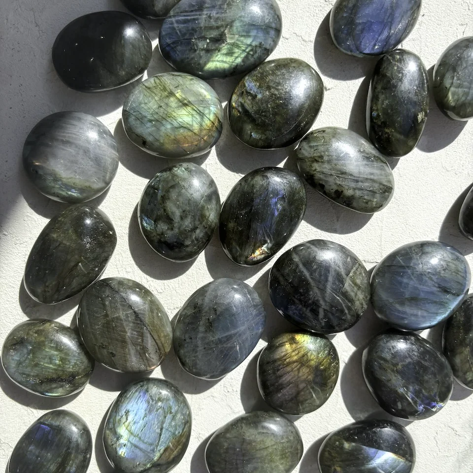 labradorite-galet-large-extra-pierre-roulee-cristaux-holistique-lithotherapie-holilab-paris.webp
