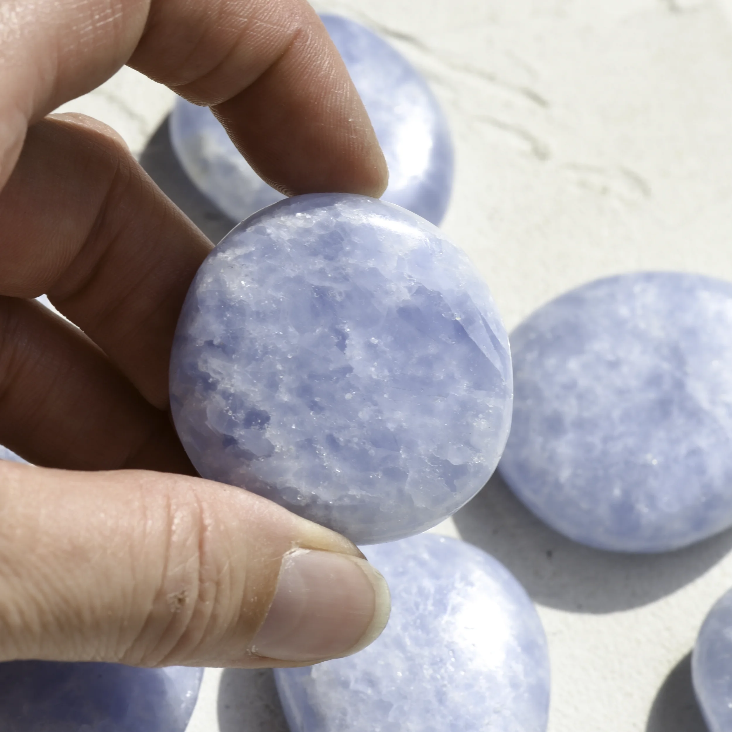 calcite-bleue-palm-stone-pierre-roulee-cristaux-holistique-lithotherapie-holilab-paris.webp