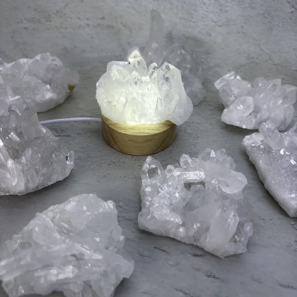 cristal-de-quartz-cluster-large-extra-pierre-brute-cristaux-socle-lumineux-holistique-lithotherapie-holilab-paris-led.webp