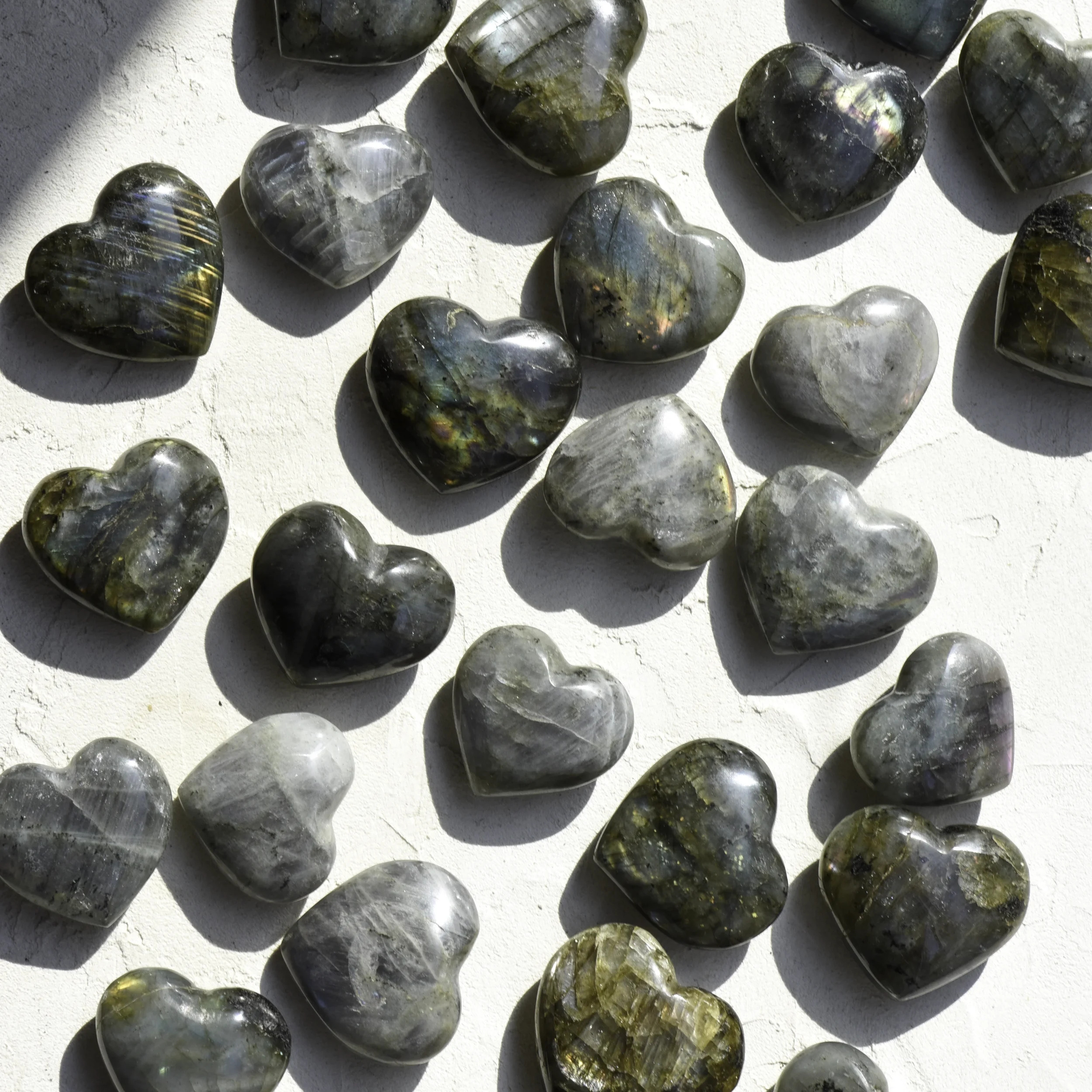 coeur-labradorite-large-pierre-cristaux-holistique-lithotherapie-holilab-paris-france.webp