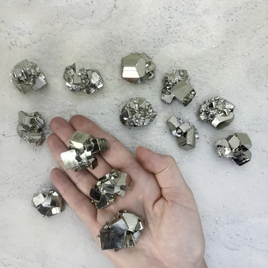 pyrite-extra-brute-cluster-large-cristaux-holistique-lithotherapie-holilab-paris.webp