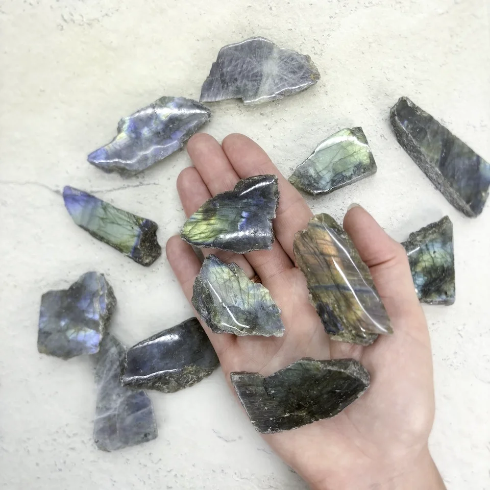 labradorite-plaque-medium-pierre-semi-poli-cristaux-holistique-lithotherapie-holilab-paris.webp