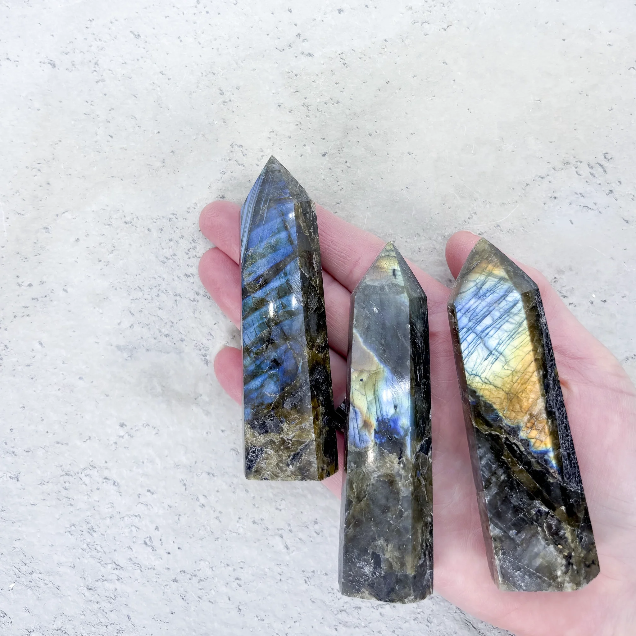 labradorite-tour-obelisque-mineraux-holistique-lithotherapie-holilab-paris.webp
