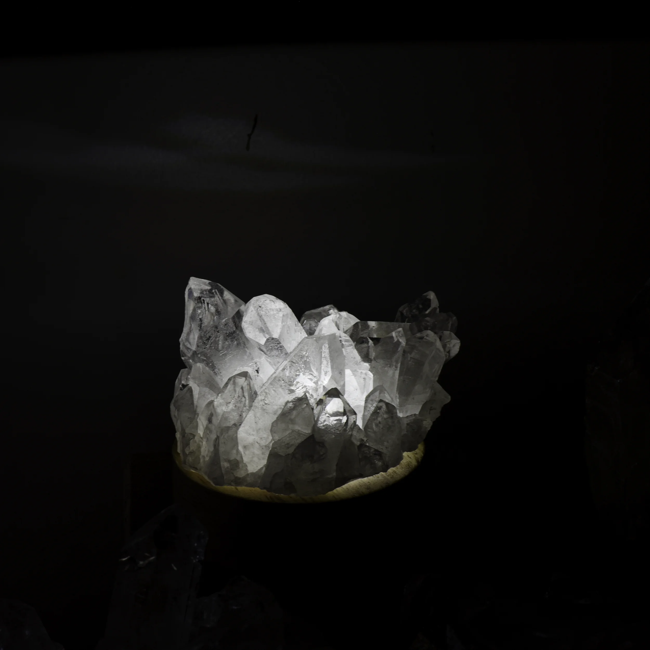 cristal-de-quartz-cluster-large-extra-pierre-brute-cristaux-socle-lumineux-holistique-lithotherapie-holilab-paris.webp