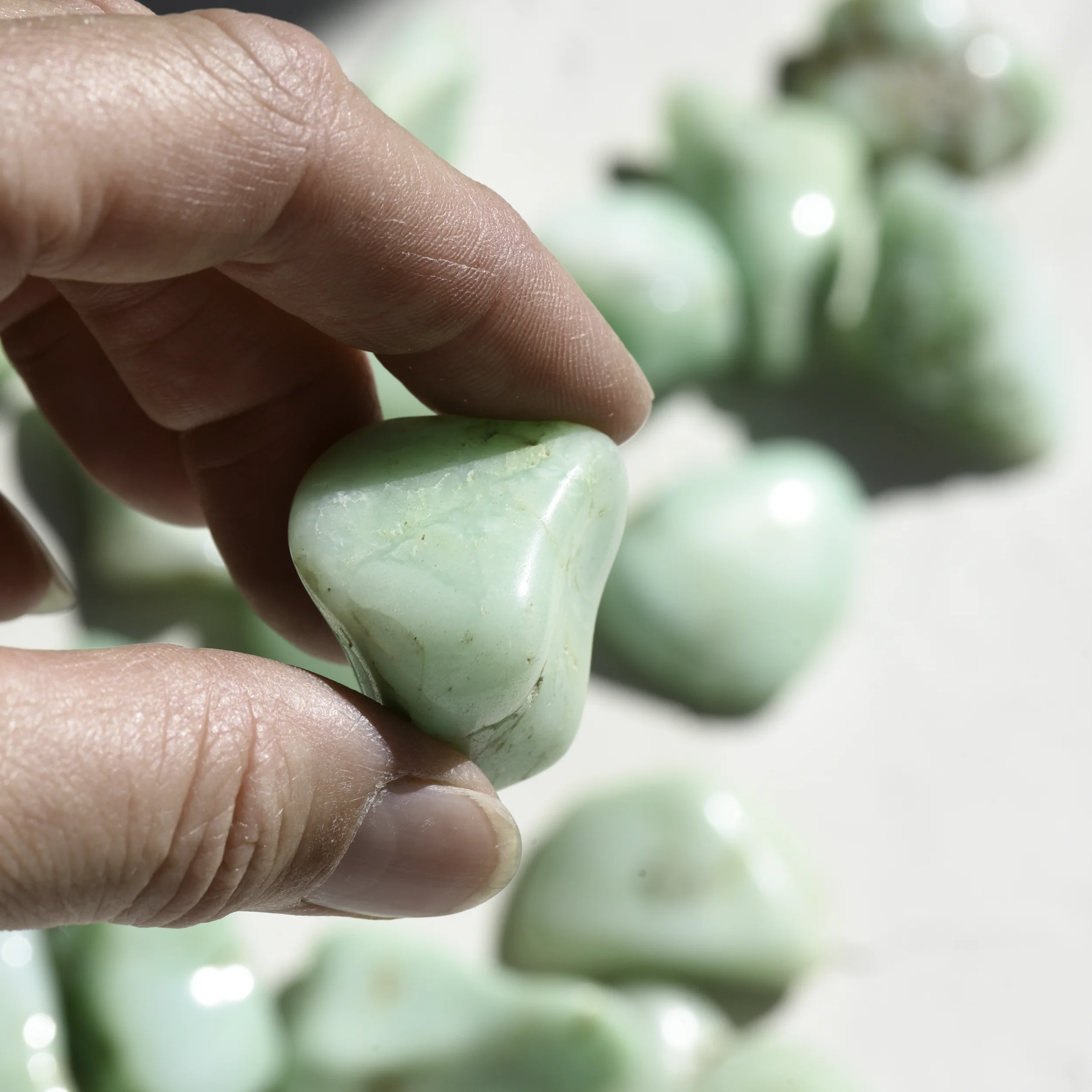 chrysoprase-pierre-roulee-cristaux-holistique-lithotherapie-holilab-paris.webp