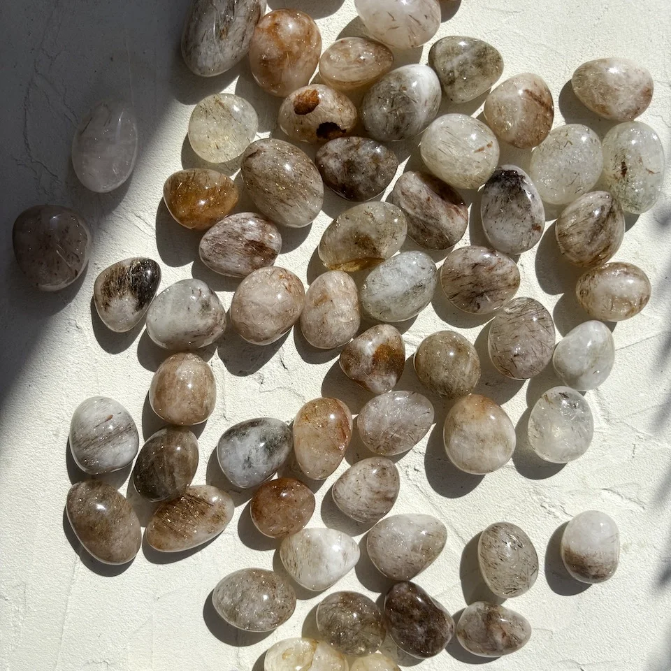 quartz-hematite-pierre-roulee-cristaux-holistique-lithotherapie-holilab-paris.webp