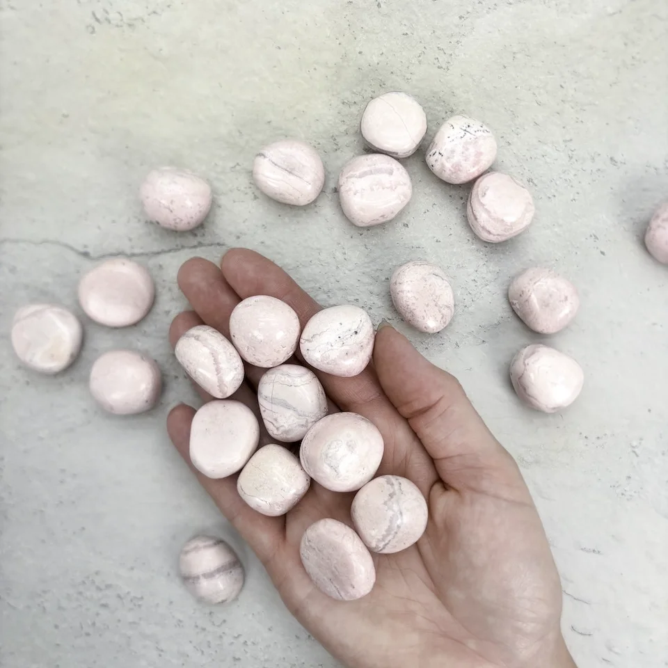 rhodocrosite-extra-pierre-roulee-cristaux-holistique-lithotherapie-holilab-paris.webp