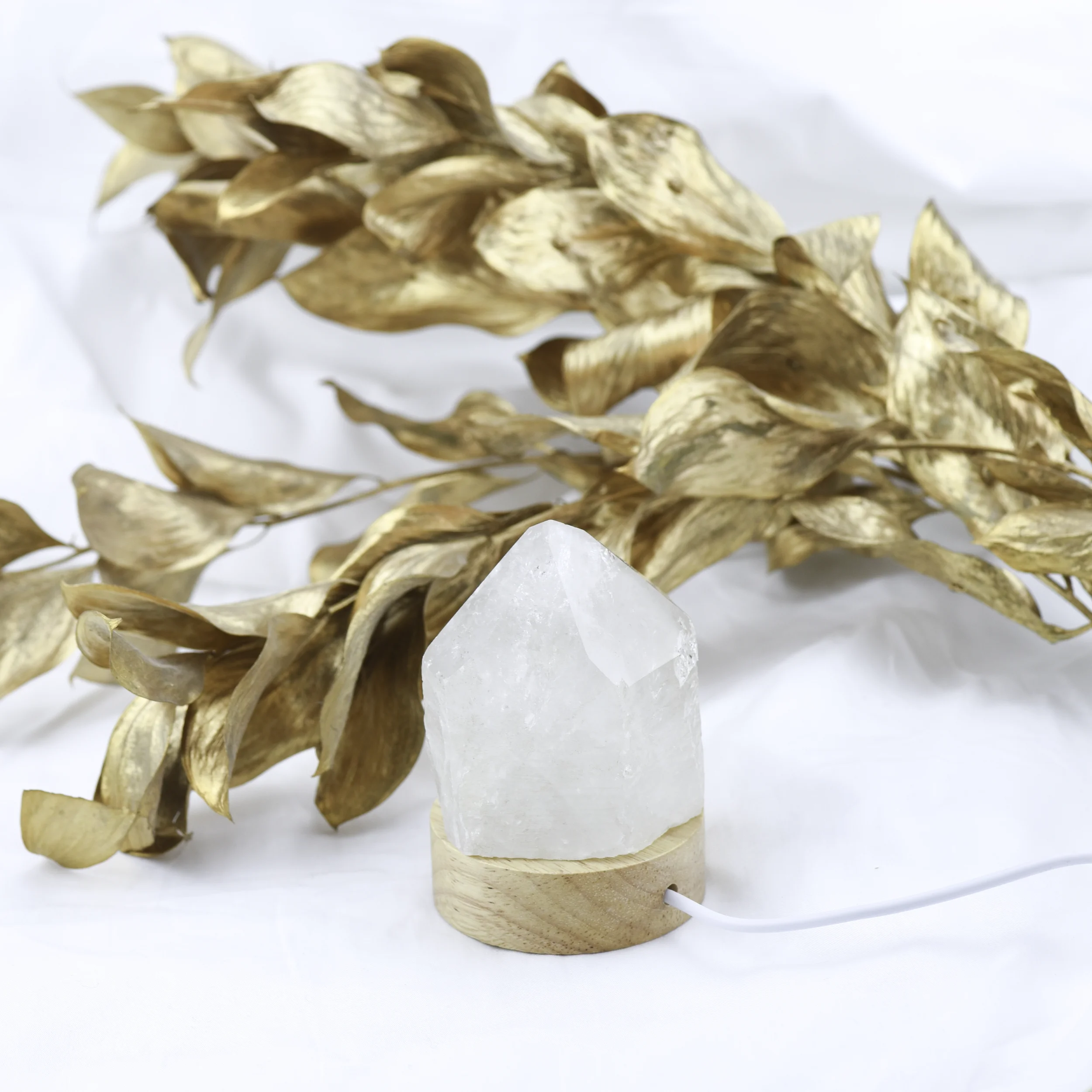 pointe-cristal-de-quartz-maxi-support-lumineux-pierre-cristaux-holistique-lithotherapie-holilab-paris.webp