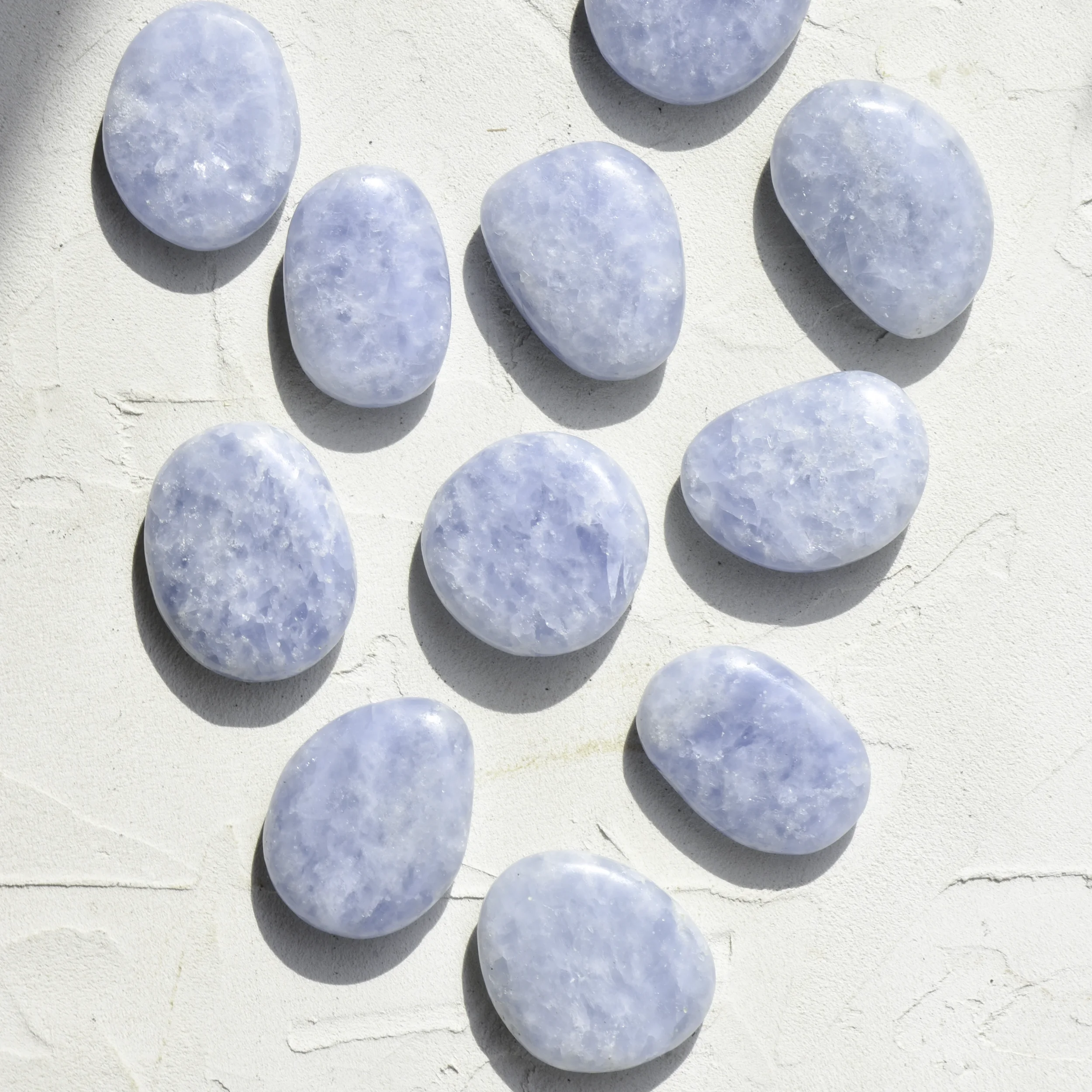 calcite-bleue-palm-stone-galet-plat-pierre-roulee-cristaux-holistique-lithotherapie-holilab-paris-france.webp