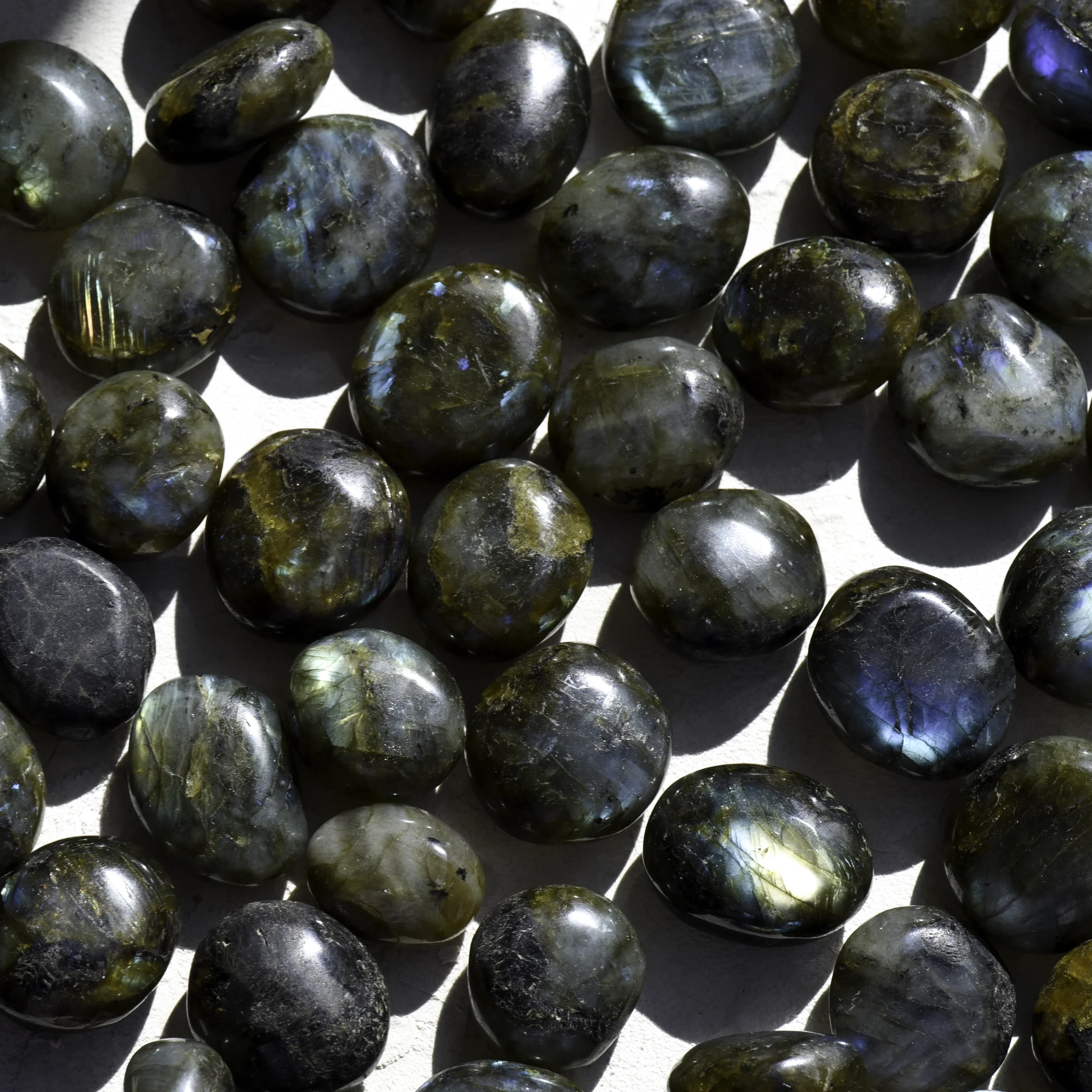 labradorite-galet-extra-pierre-roulee-cristaux-holistique-lithotherapie-holilab-paris-large.webp