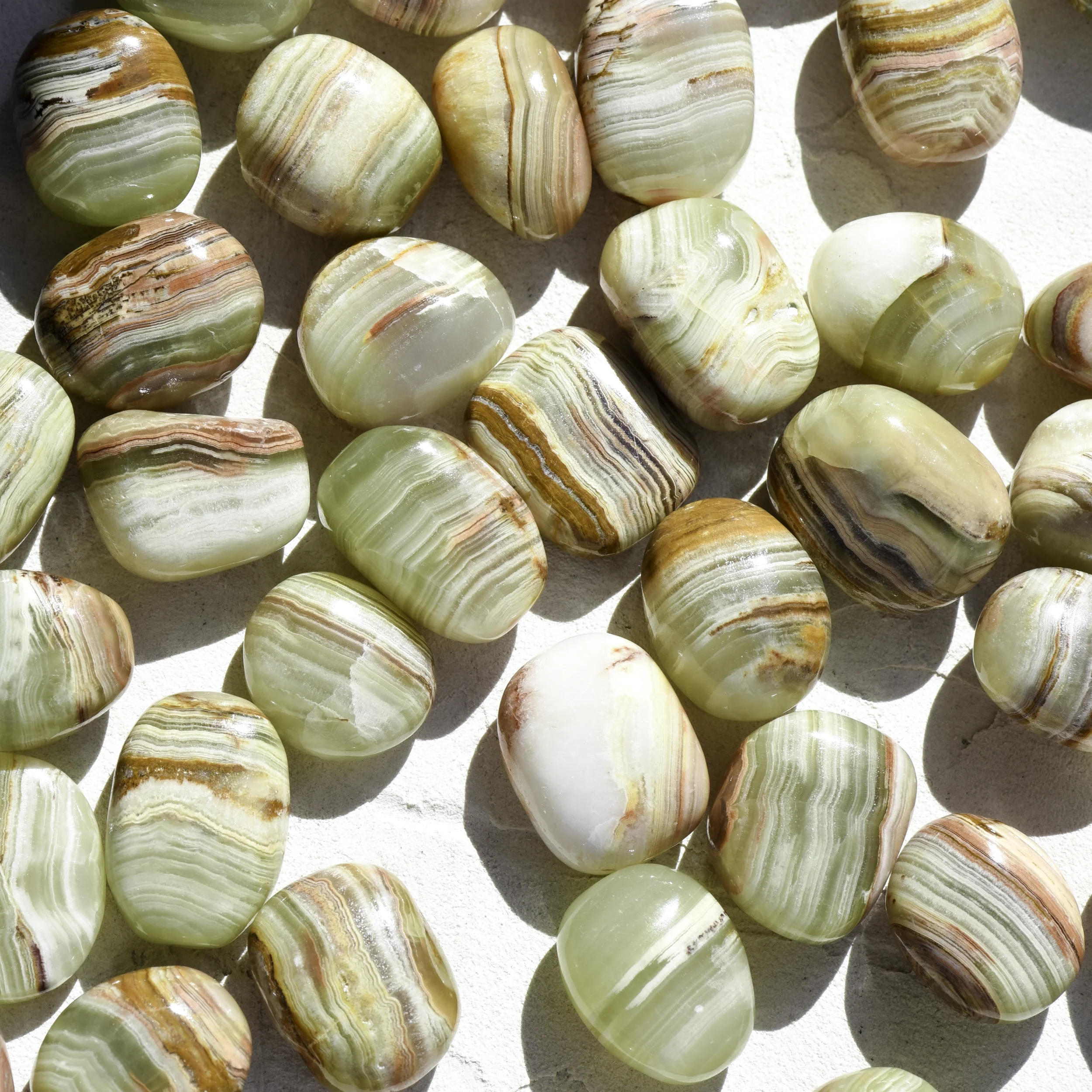 aragonite-verte-roulee-cristaux-holistique-lithotherapie-holilab-paris.webp