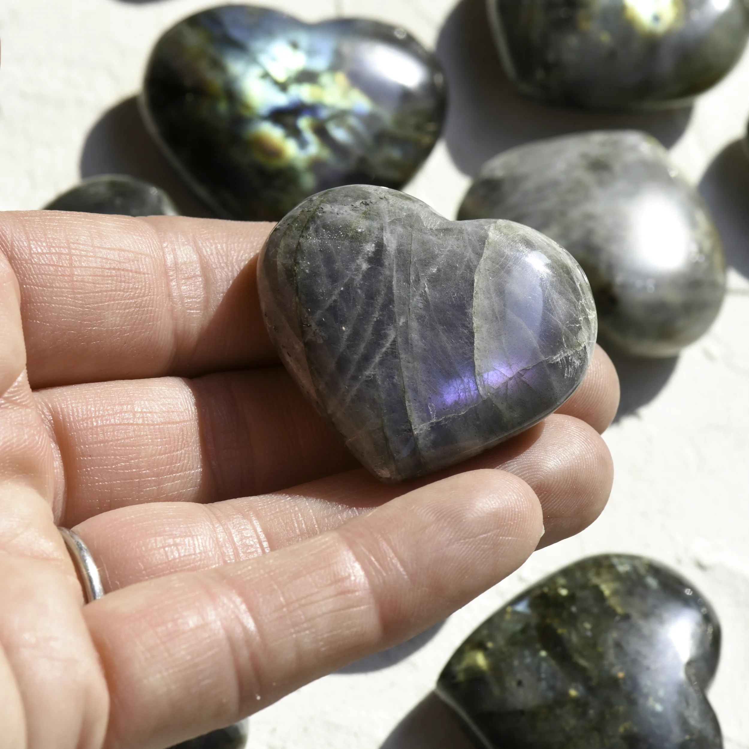coeur-labradorite-violette-large-pierre-cristaux-holistique-lithotherapie-holilab-paris.webp