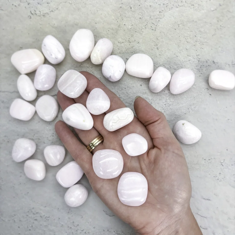 manganocalcite-extra-pierre-roulee-cristaux-extra-holistique-lithotherapie-holilab-paris.webp