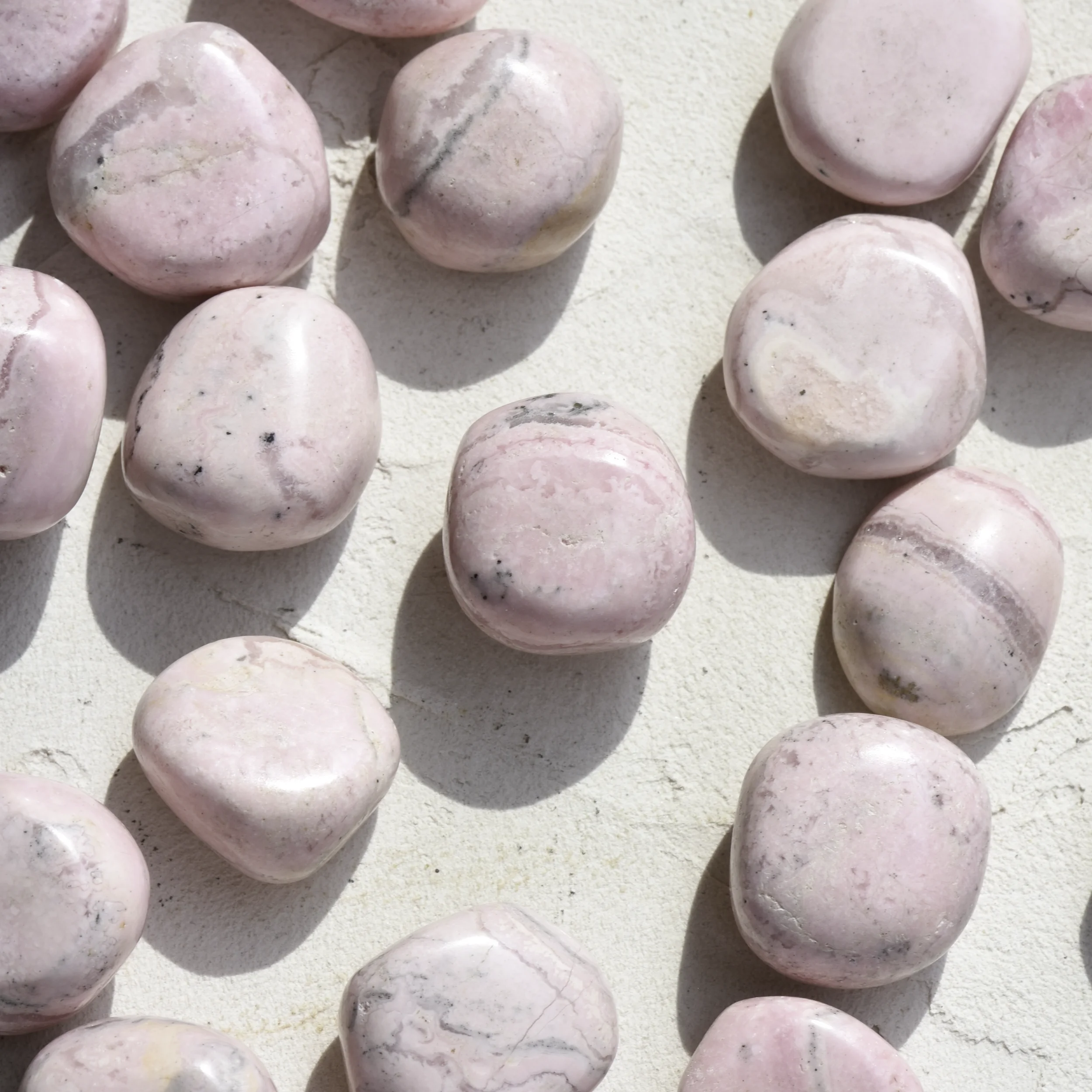 rhodocrosite-extra-pierre-roulee-cristaux-holistique-lithotherapie-holilab-paris-france.webp