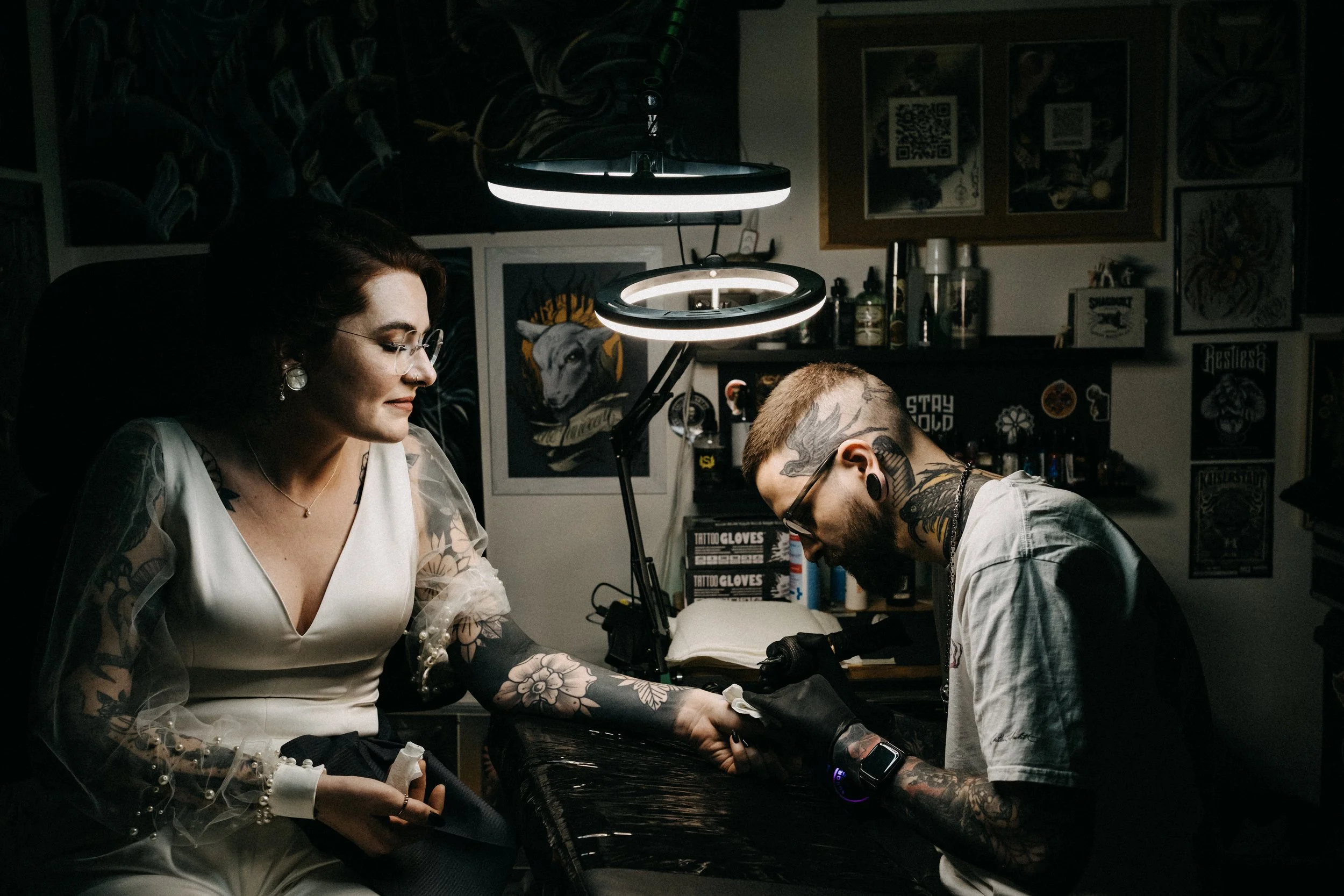 Hochzeit mit Tattoos ind intimer Feier in Solingen