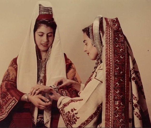 When women gather together, magic happens &hearts;️

We are nourished by each others essence&hellip;by our shared strength and collective story. Ideas bloom from the fertile soil of sisterhood. What a joy to sit within this safe presence and be held.