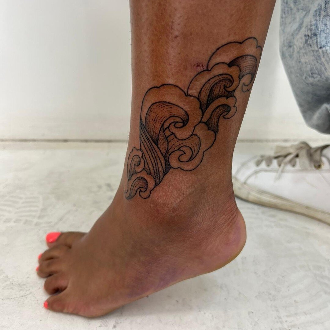 Another gorgeous piece by @tahsenaalam @scorpiomarstattoo⁠
⁠
⁠
⁠
#tashsenaalam #scorpiomarstattoo #londontattoo #ankletattoo #finelinetattoo