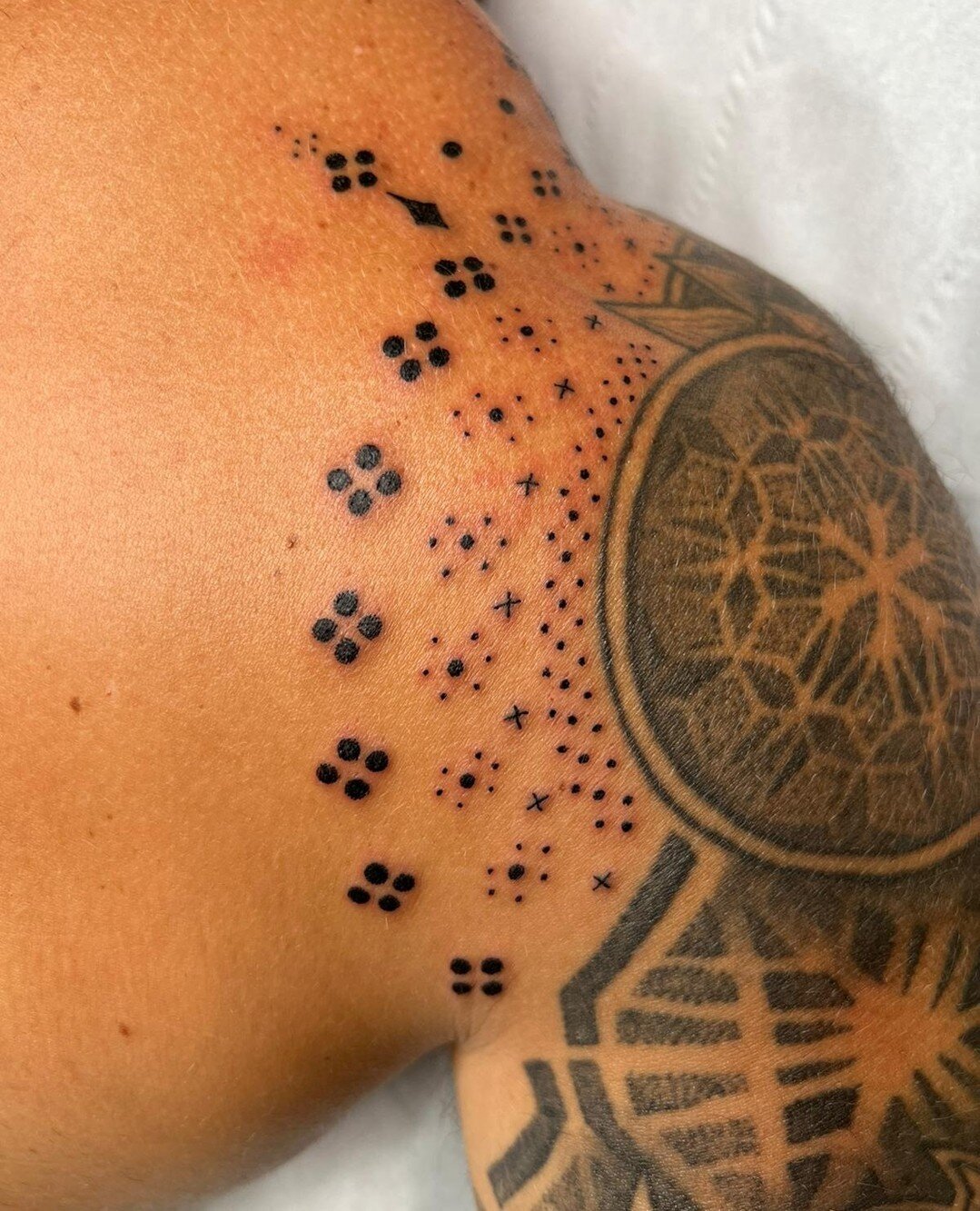 Ornamental additions to a pre-existing sleeve by @tahsenaalam @scorpiomarstattoo 🦂❤️⁠
⁠
⁠
⁠
⁠
#londontattoo #tashenaalam #scorpiomarstattoo #ornamentaltattoo #dotwork #adornment #tattoo #asianstyle