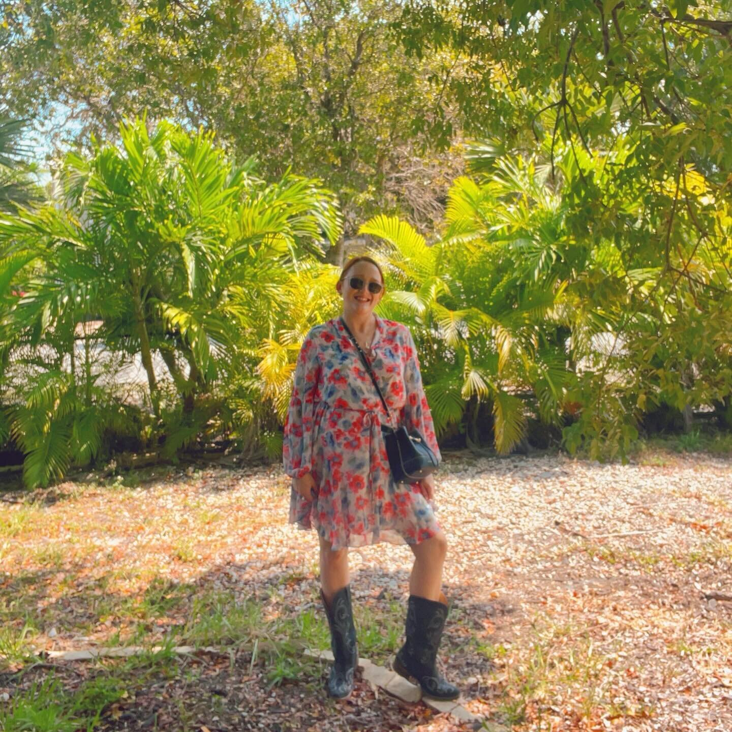 Don&rsquo;t look at my yard! But do look at my cowboy boots!

#midsizestyle #midsizefashion #midsize
