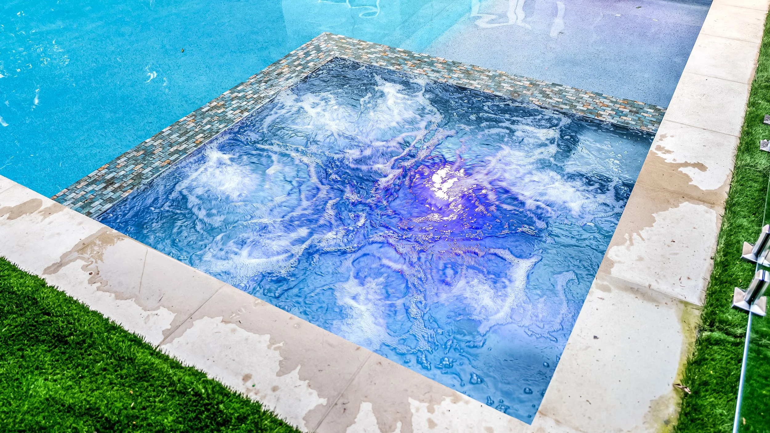 Custom pool and backyard project in Sherman Oaks, CA, designed with a modern design-build approach that combines clean lines, premium materials, and a fully integrated outdoor living space. This project includes custom pool construction, upgraded har