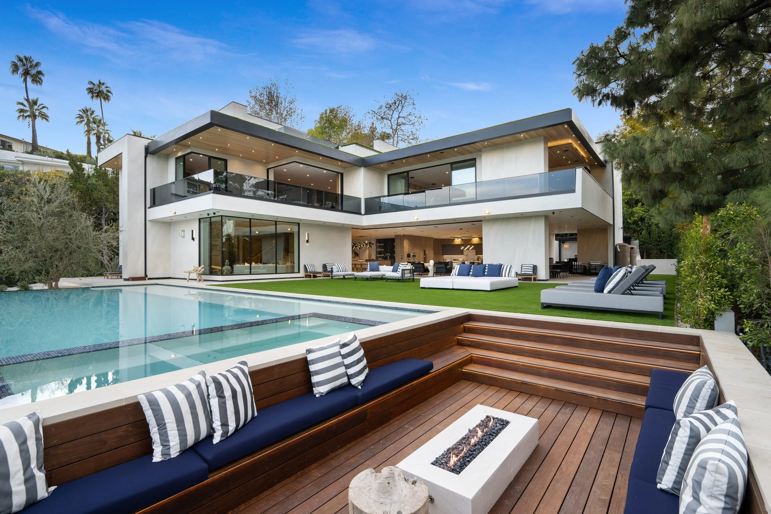 Modern backyard pool design in Los Angeles by Everywhere Outdoor