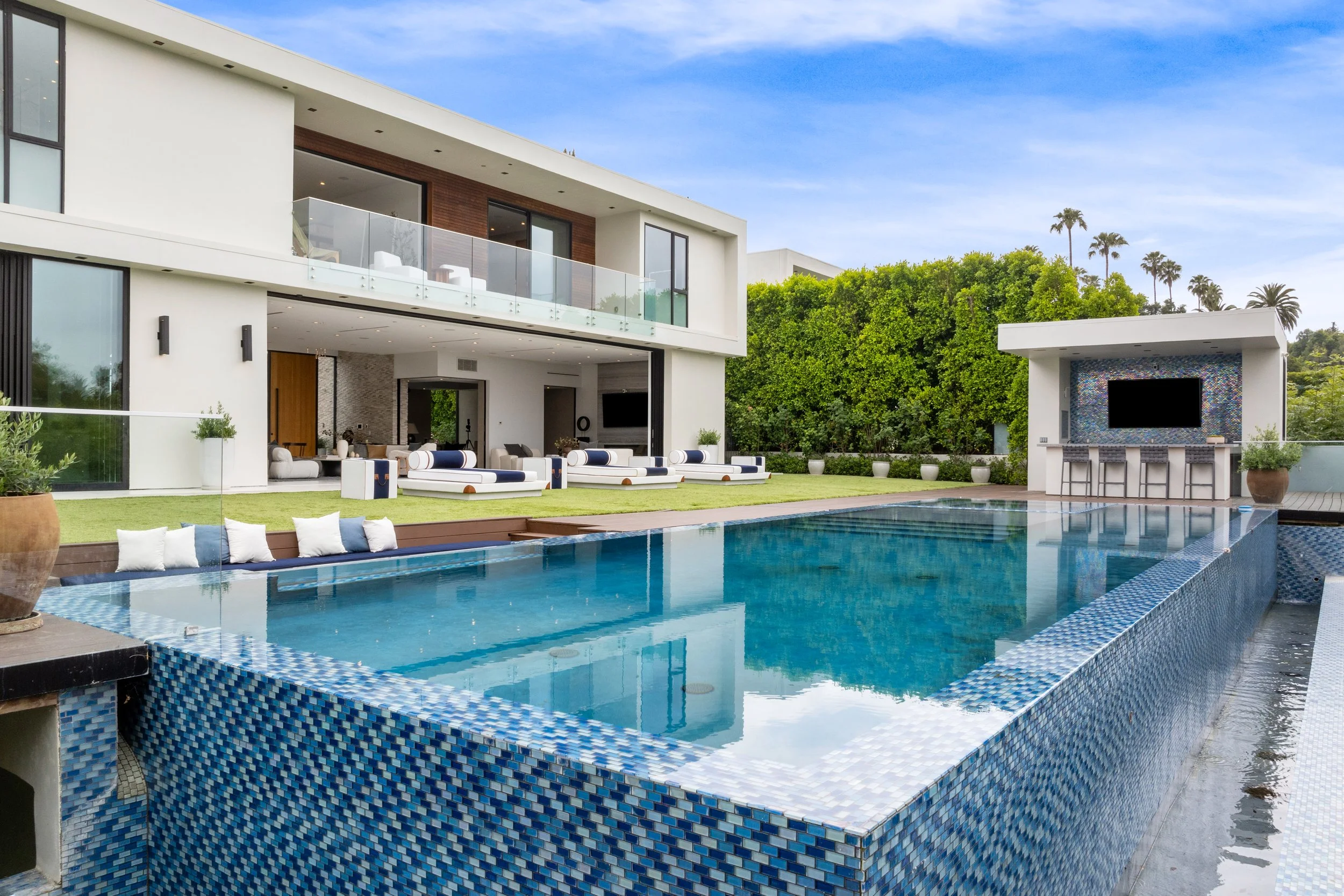 Everywhere Outdoor Los Angeles landscaping and pool