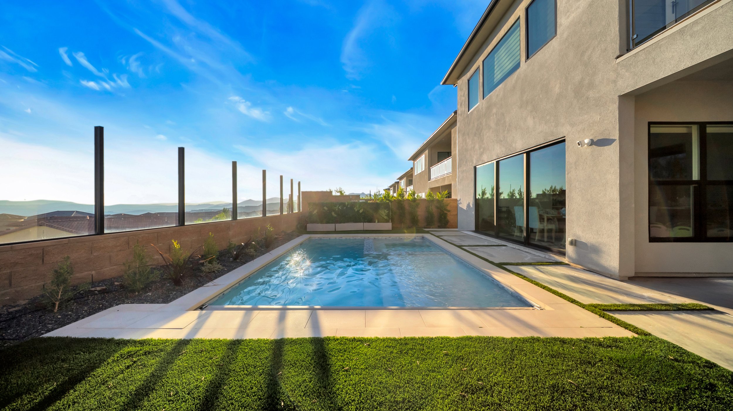 A custom pool and jacuzzi in Porter ranch CA build by Everywhere Outdoor