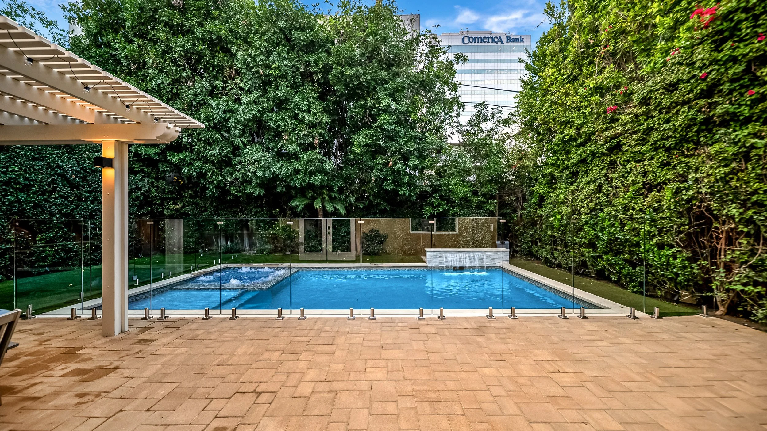 Custom pool and backyard project in Sherman Oaks, CA, designed with a modern design-build approach that combines clean lines, premium materials, and a fully integrated outdoor living space. This project includes custom pool construction, upgraded har