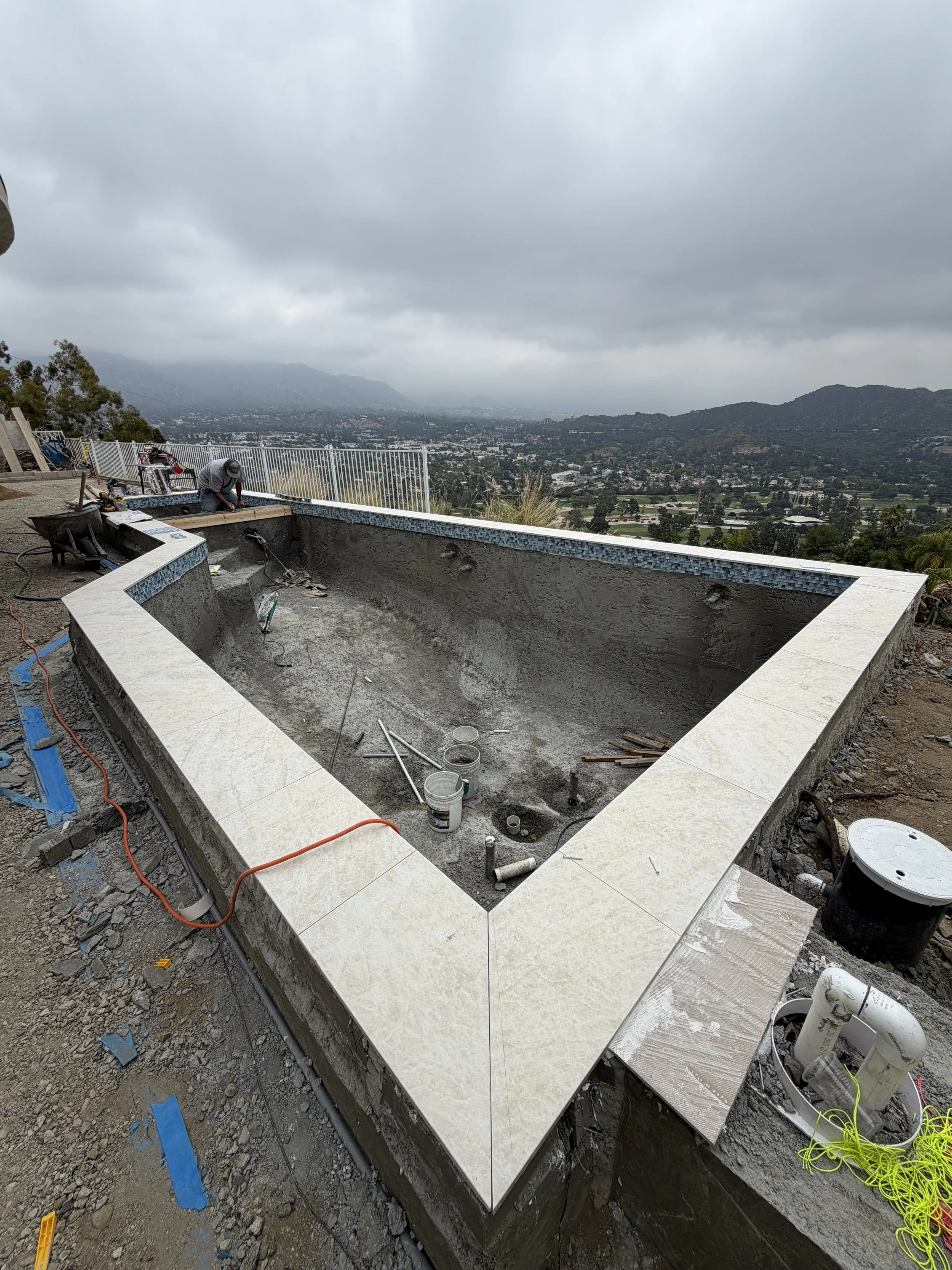 Custom pool and backyard project in Los Angeles, CA, designed with a modern design-build approach that combines clean lines, premium materials, and a fully integrated outdoor living space. This project includes custom pool construction, upgraded hard