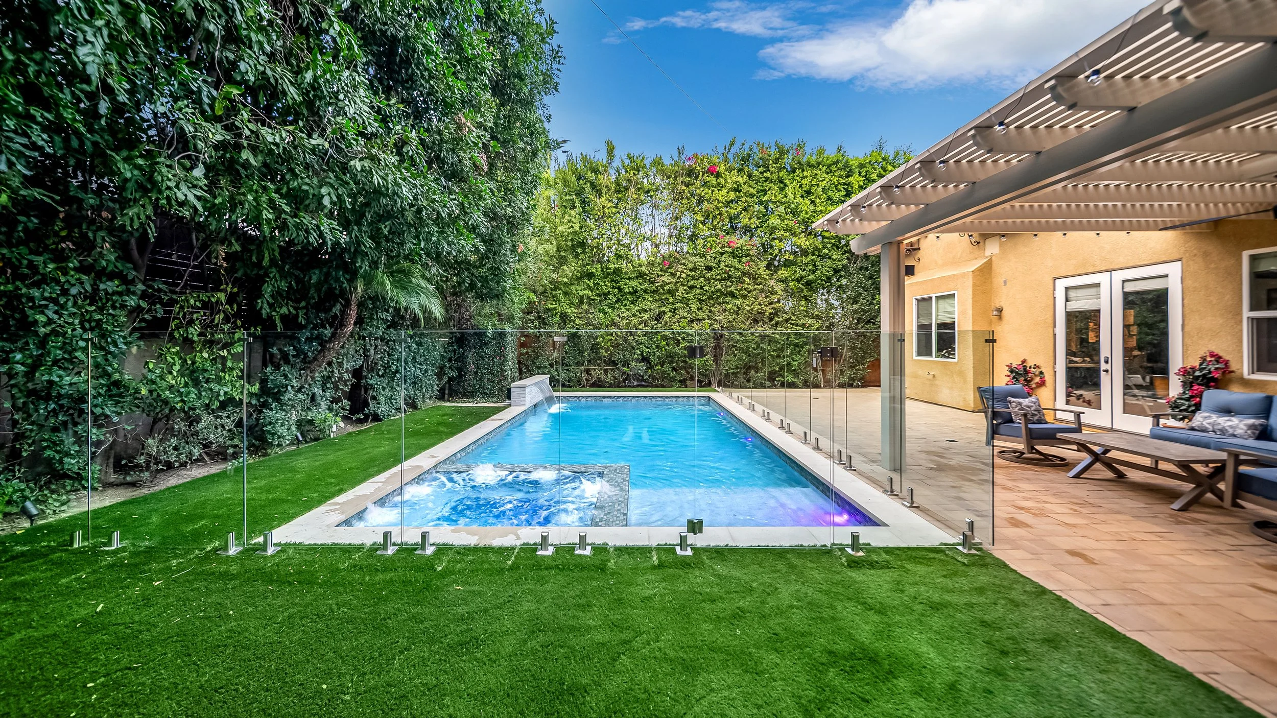 Custom pool and backyard project in Sherman Oaks, CA, designed with a modern design-build approach that combines clean lines, premium materials, and a fully integrated outdoor living space. This project includes custom pool construction, upgraded har