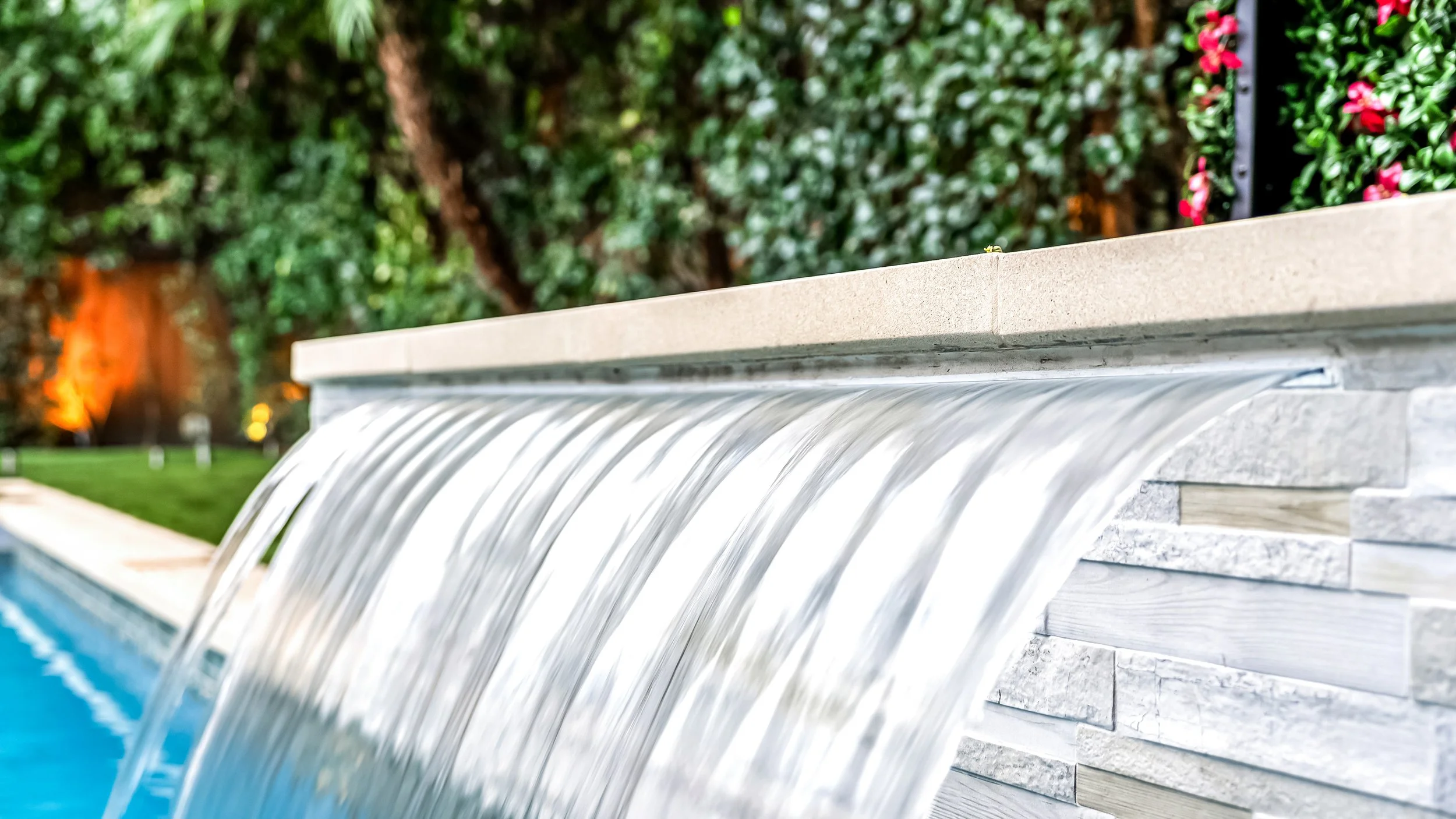 Custom pool and backyard project in Sherman Oaks, CA, designed with a modern design-build approach that combines clean lines, premium materials, and a fully integrated outdoor living space. This project includes custom pool construction, upgraded har