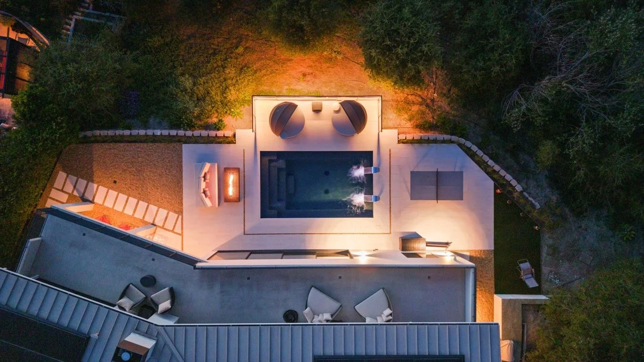 High-end outdoor remodel with custom pool and porcelain hardscape – Los Angeles