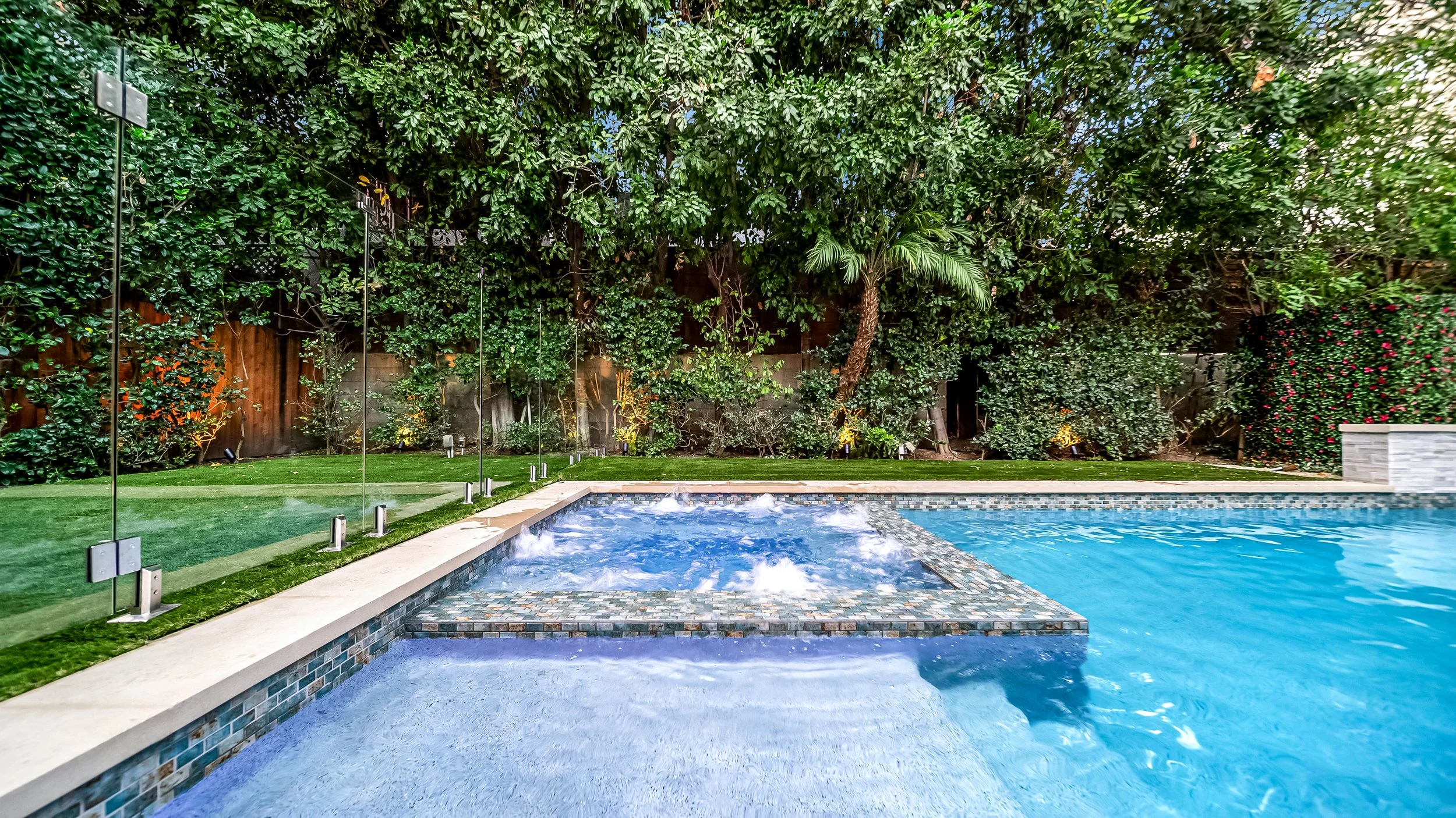 Custom pool and backyard project in Sherman Oaks, CA, designed with a modern design-build approach that combines clean lines, premium materials, and a fully integrated outdoor living space. This project includes custom pool construction, upgraded har