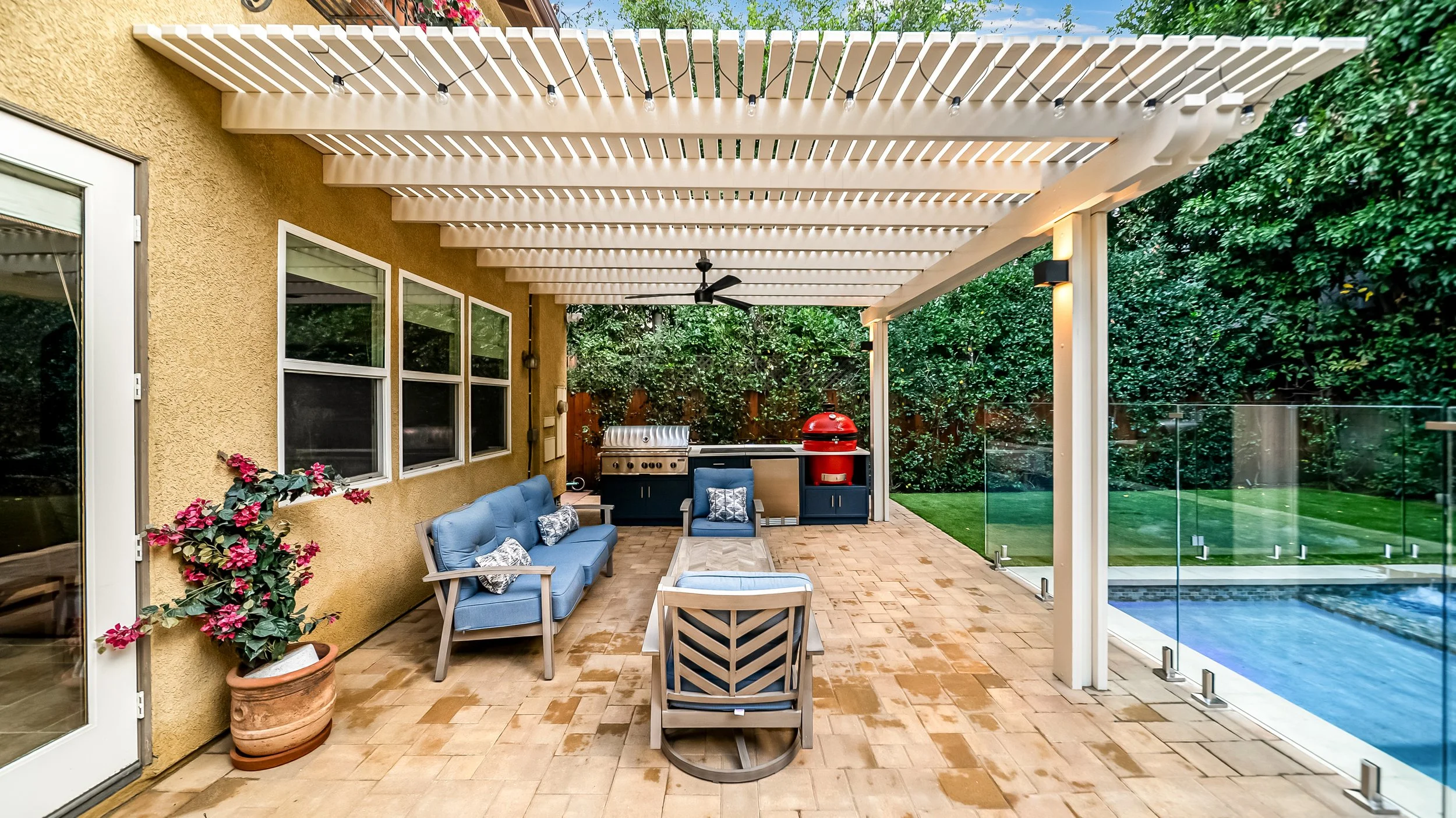 Custom pool and backyard project in Sherman Oaks, CA, designed with a modern design-build approach that combines clean lines, premium materials, and a fully integrated outdoor living space. This project includes custom pool construction, upgraded har