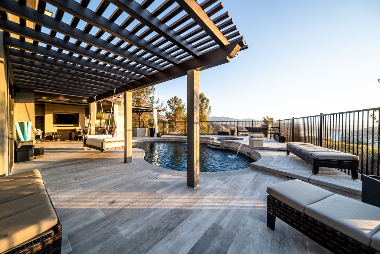 Custom pool and backyard project in Los Angeles, CA, designed with a modern design-build approach that combines clean lines, premium finishes, and a fully integrated outdoor living space. This project showcases custom pool construction, refined hards
