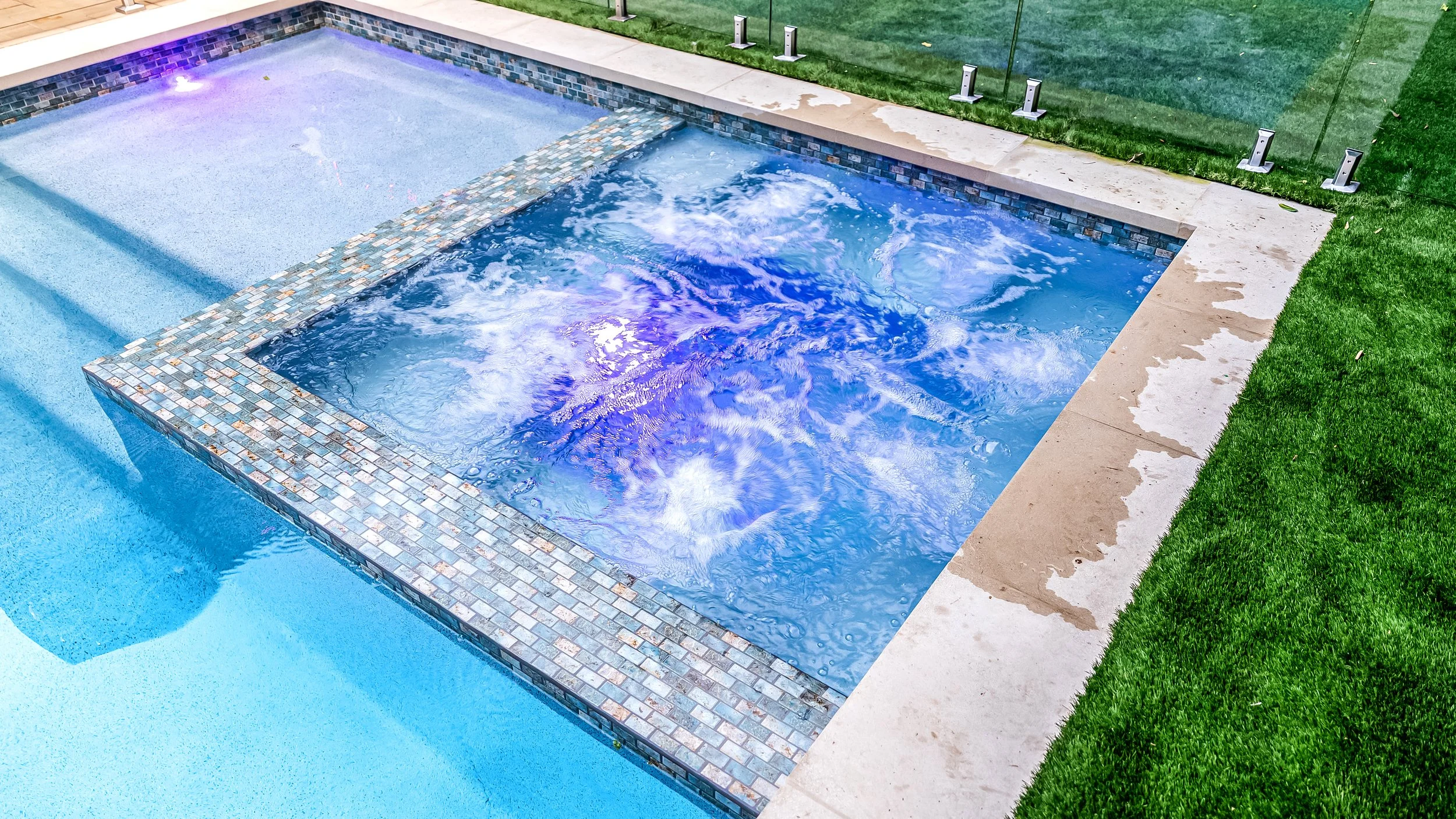 Jacuzzi in Los Angeles built by Everywhere Outdoor Builders a pool builder provides free estimates