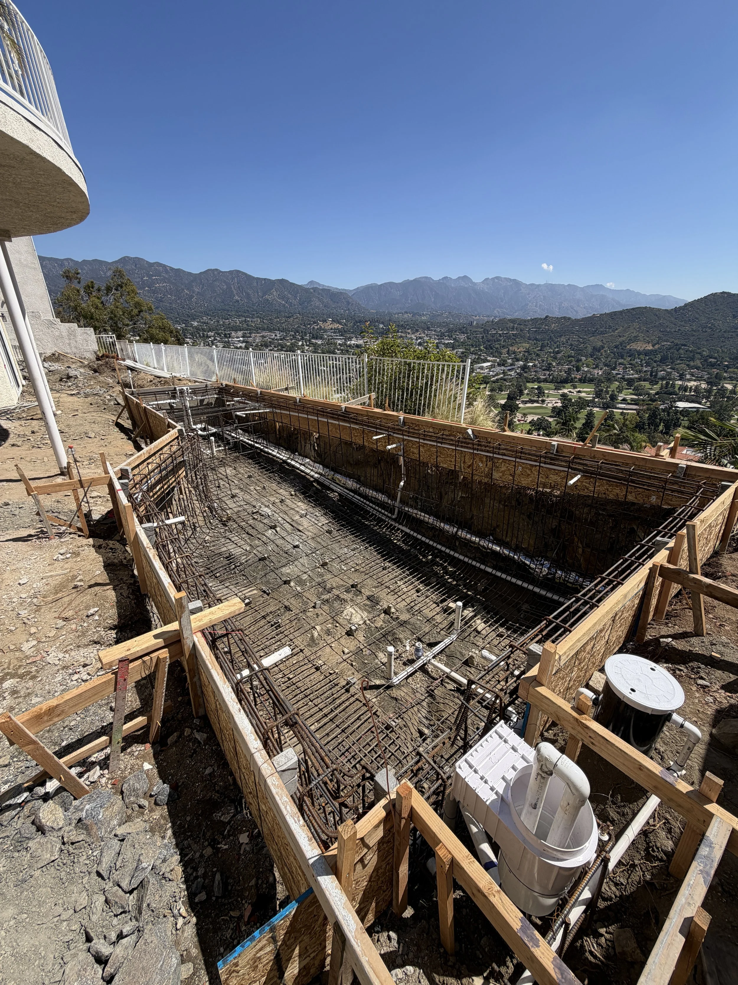 Custom pool and backyard project in Los Angeles, CA, designed with a modern design-build approach that combines clean lines, premium materials, and a fully integrated outdoor living space. This project includes custom pool construction, upgraded hard