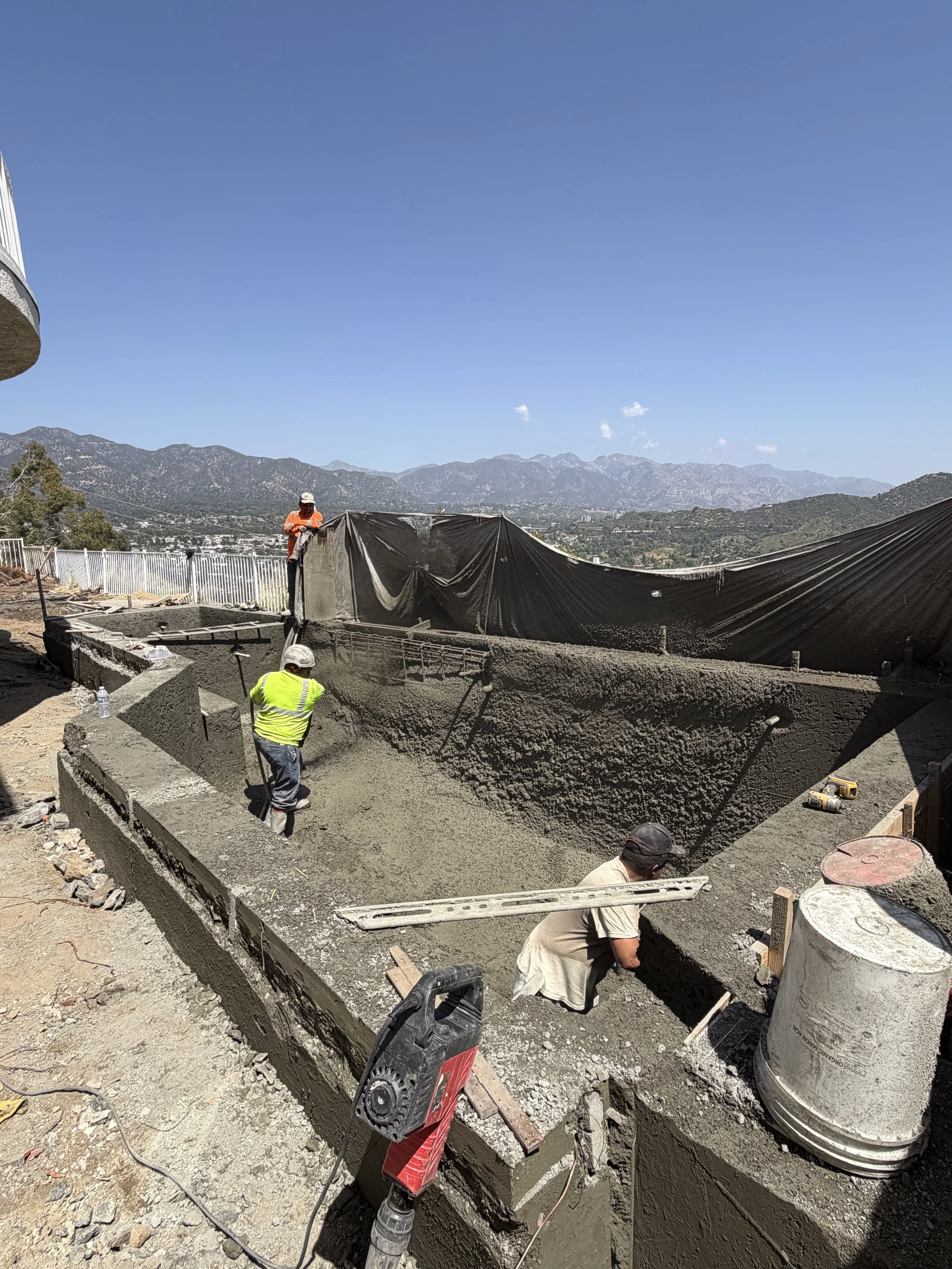 Custom pool and backyard project in Los Angeles, CA, designed with a modern design-build approach that combines clean lines, premium materials, and a fully integrated outdoor living space. This project includes custom pool construction, upgraded hard